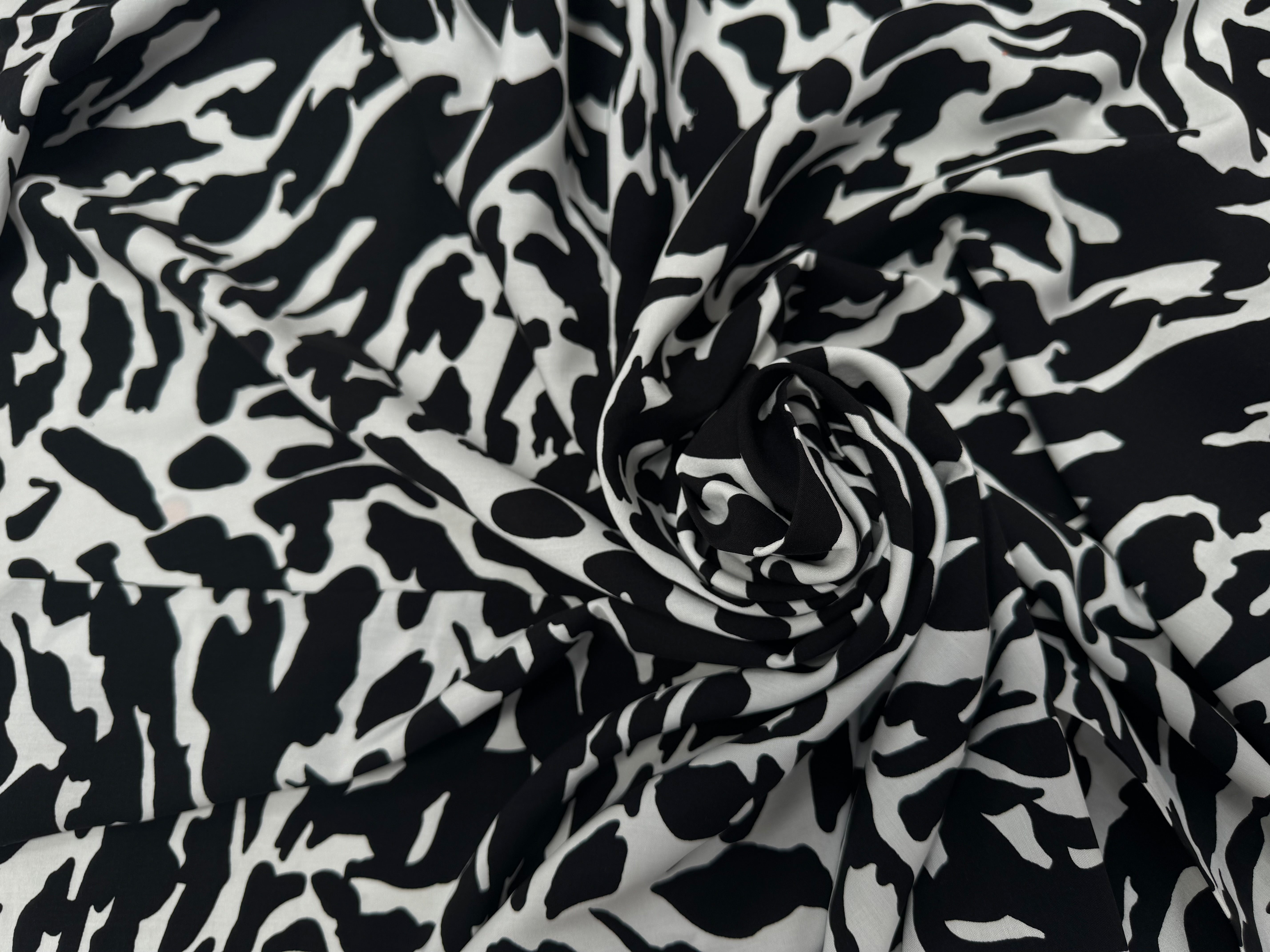 POPELINE DE VISCOSE TISSU IMPRIMÉ CAMOUFLAGE NOIR - My Little Coupon