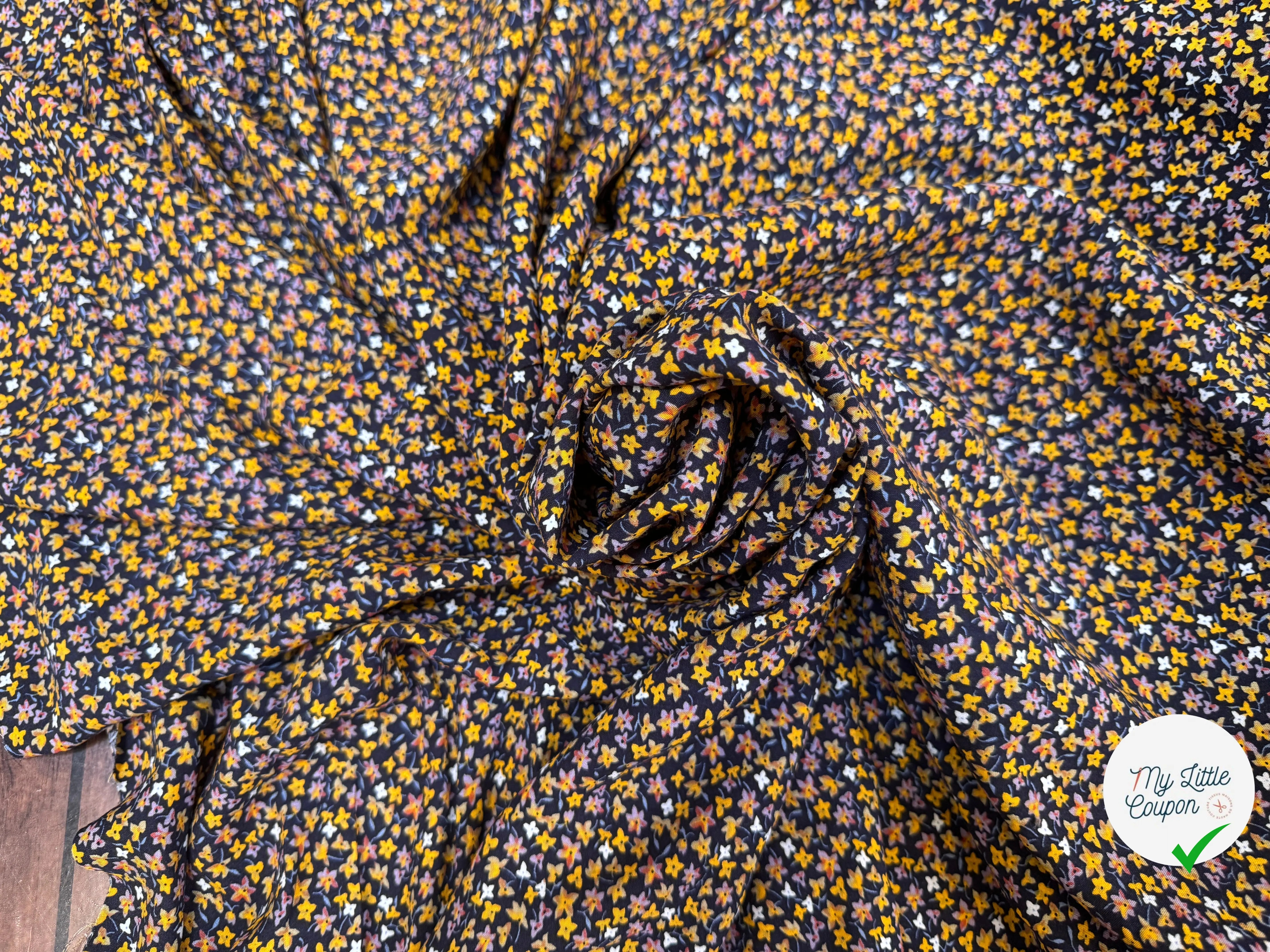 POPELINE DE VISCOSE TISSU IMPRIMÉ FLEURS BLEU MARINE - My Little Coupon