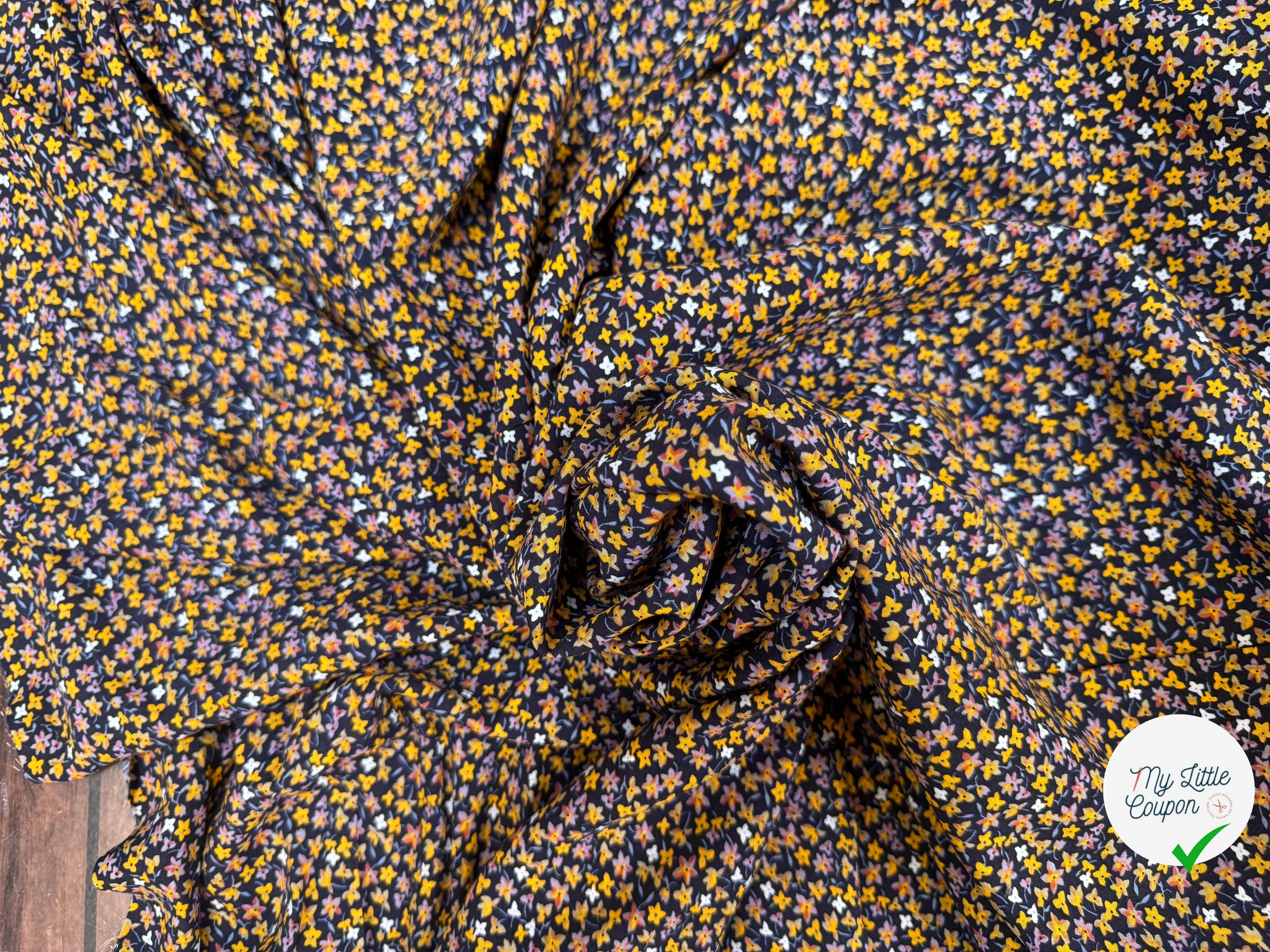 POPELINE DE VISCOSE TISSU IMPRIMÉ FLEURS BLEU MARINE - My Little Coupon