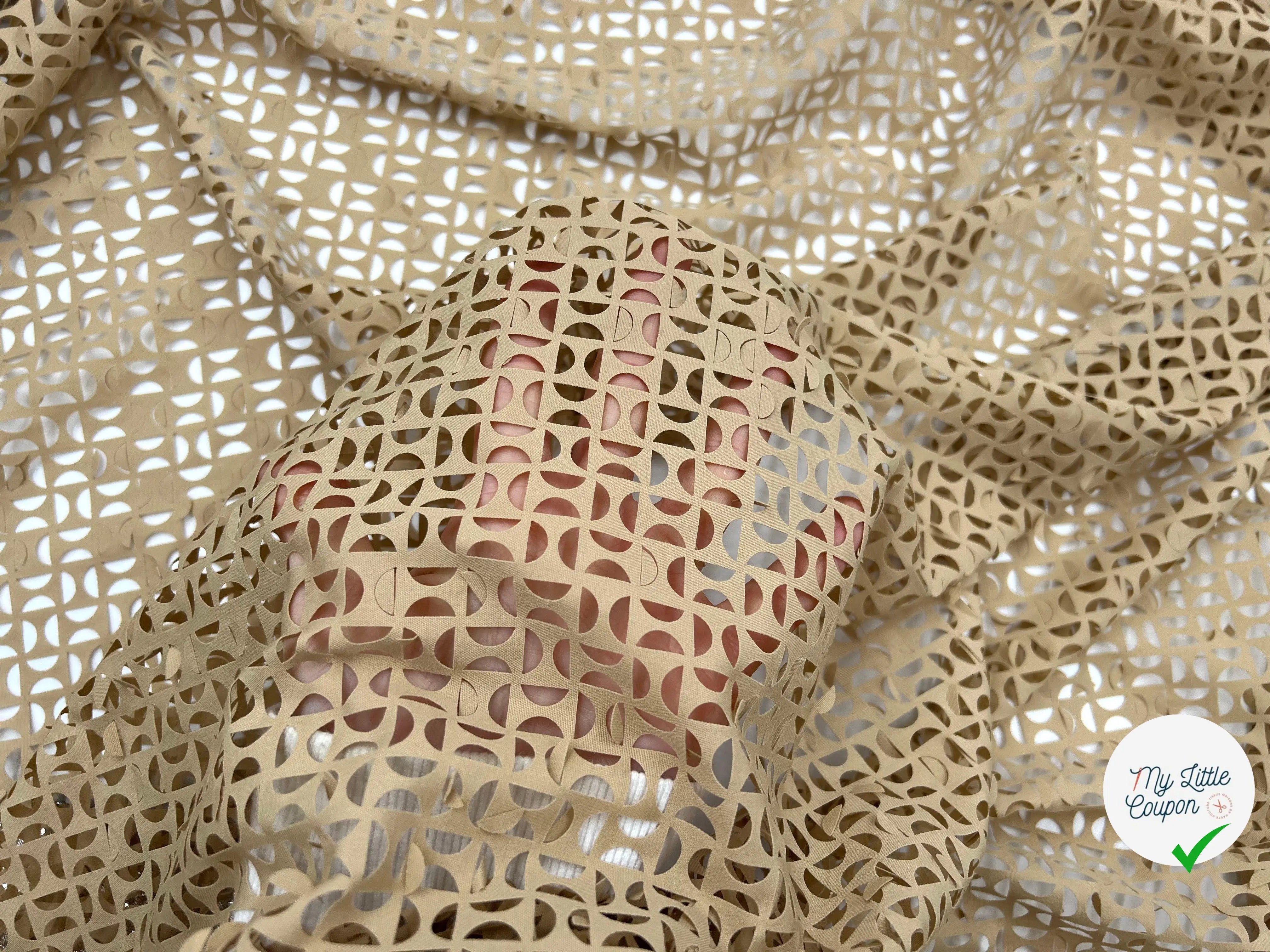 POPELINE DÉCOUPÉE EN GÉOMÉTRIE BEIGE SABLE - My Little Coupon - tissu - coudre