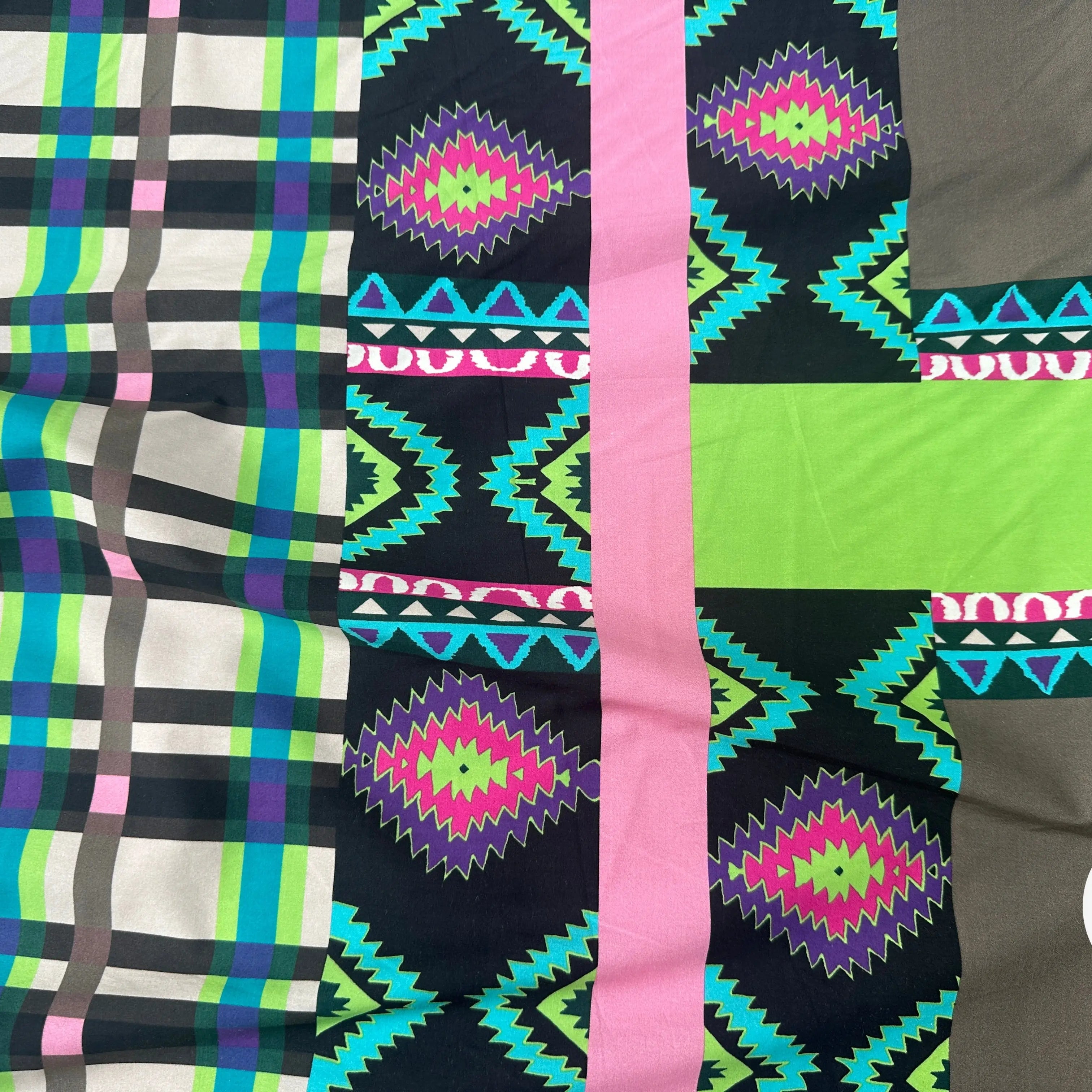 POPELINE IMPRIMÉE À GROS MOTIFS PERU ET TARTAN TENDANCE BEIGE - My Little Coupon