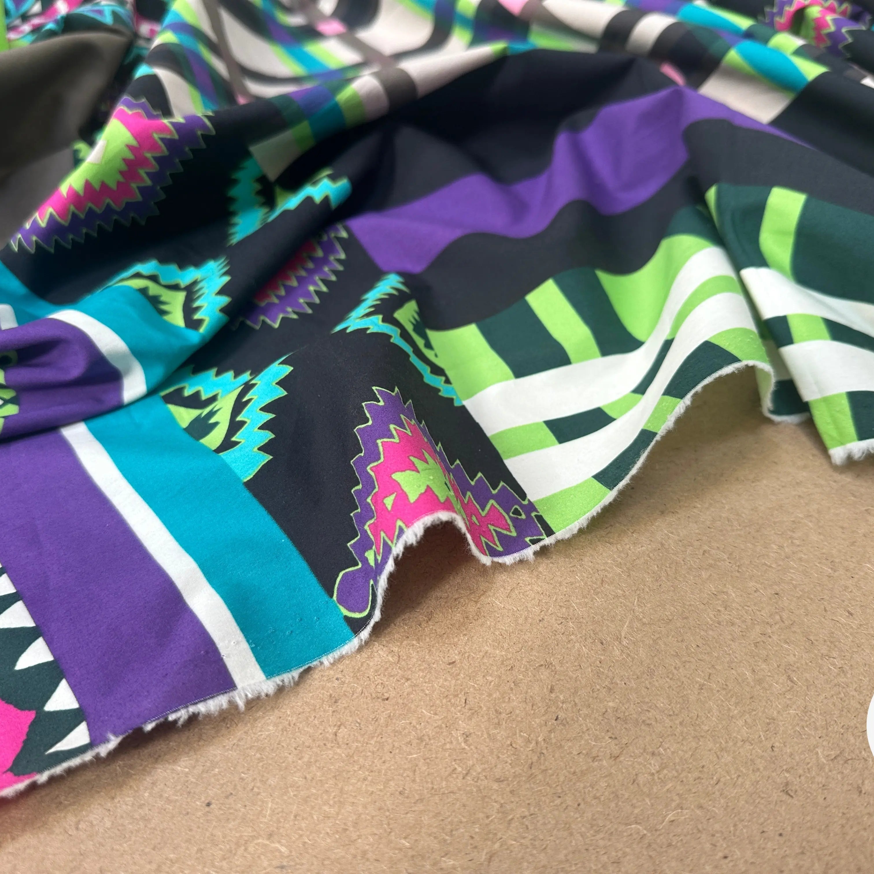 POPELINE IMPRIMÉE À GROS MOTIFS PERU ET TARTAN TENDANCE BEIGE - My Little Coupon