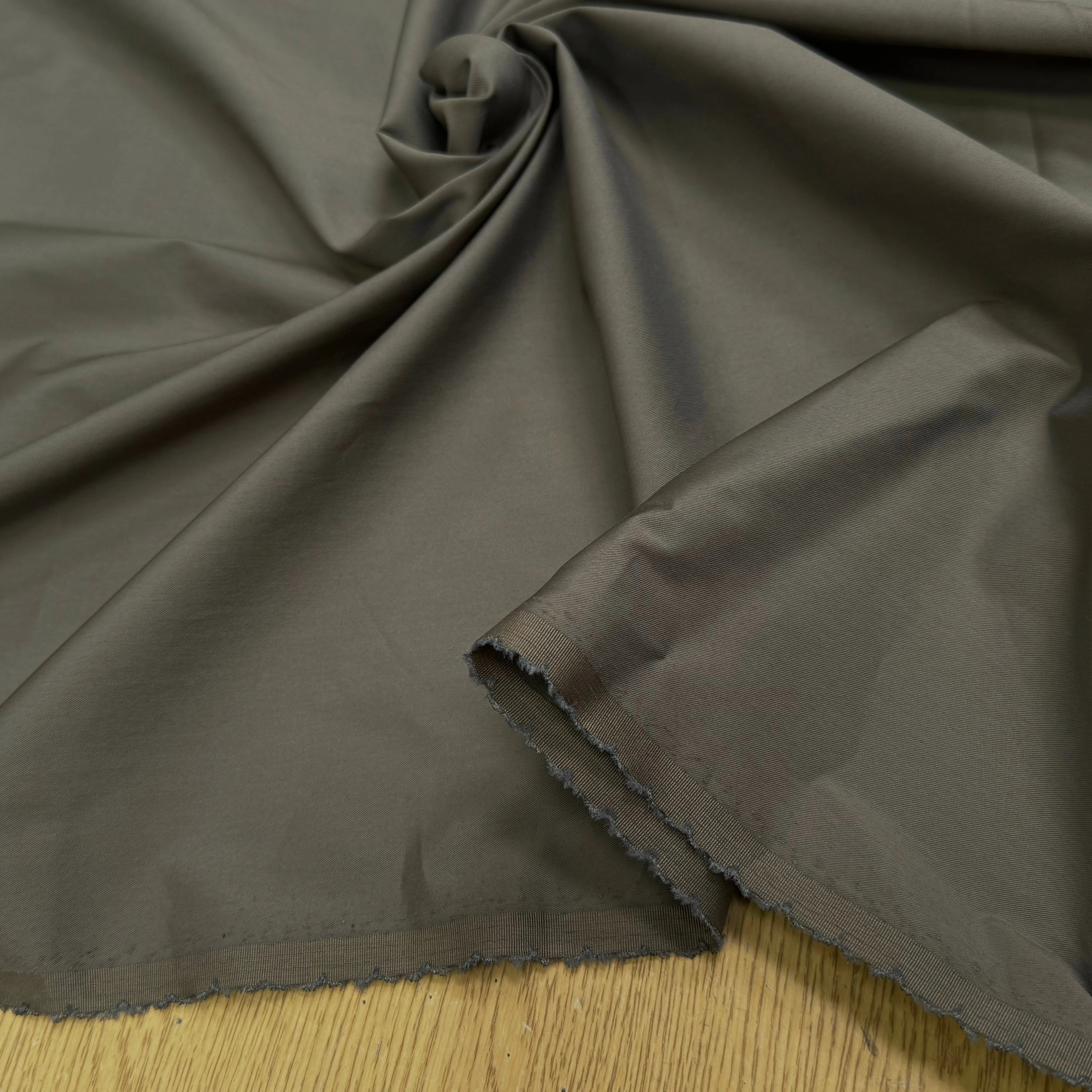 POPELINE SERGÉE POLYCOTON VERT OLIVE AGRÉABLE TOUCHER - My Little Coupon