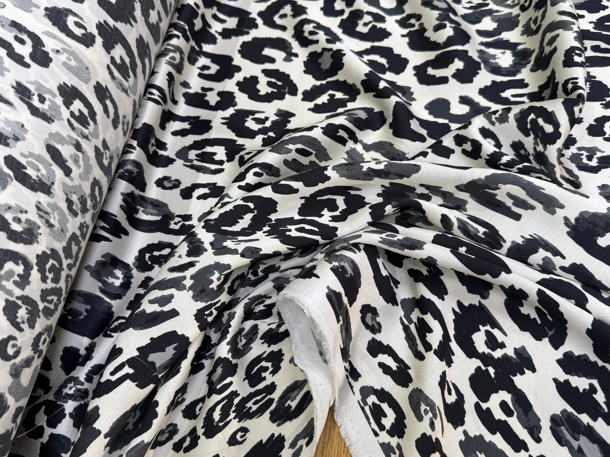 SATIN 100% VISCOSE SUPER FLUIDE ET DOUCE FOND ÉCRU LÉOPARD NOIR - My Little Coupon