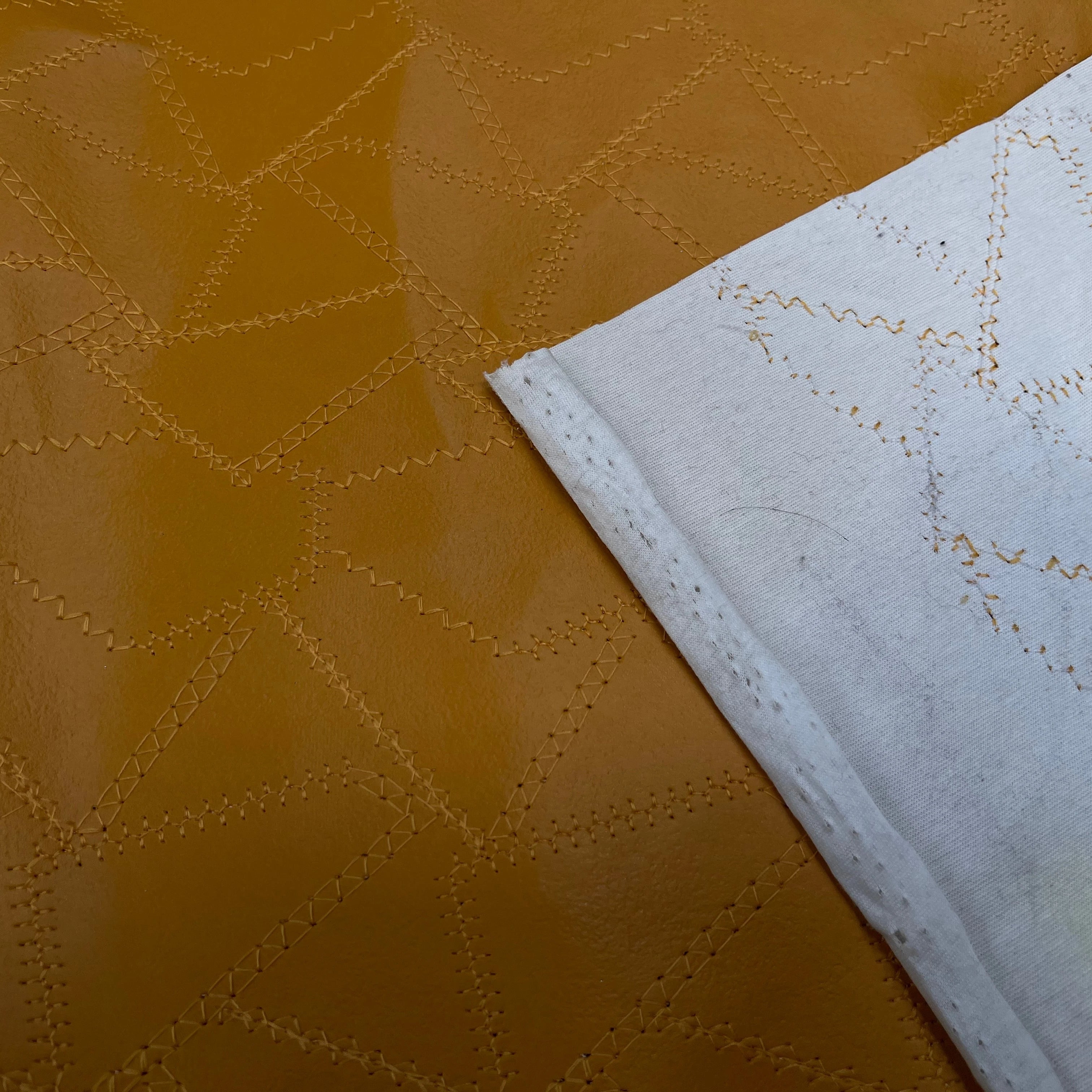 SATIN CUIR JAUNE MOUTARDE MOTIF GÉOMETRIQUE AVEC FIL - My Little Coupon