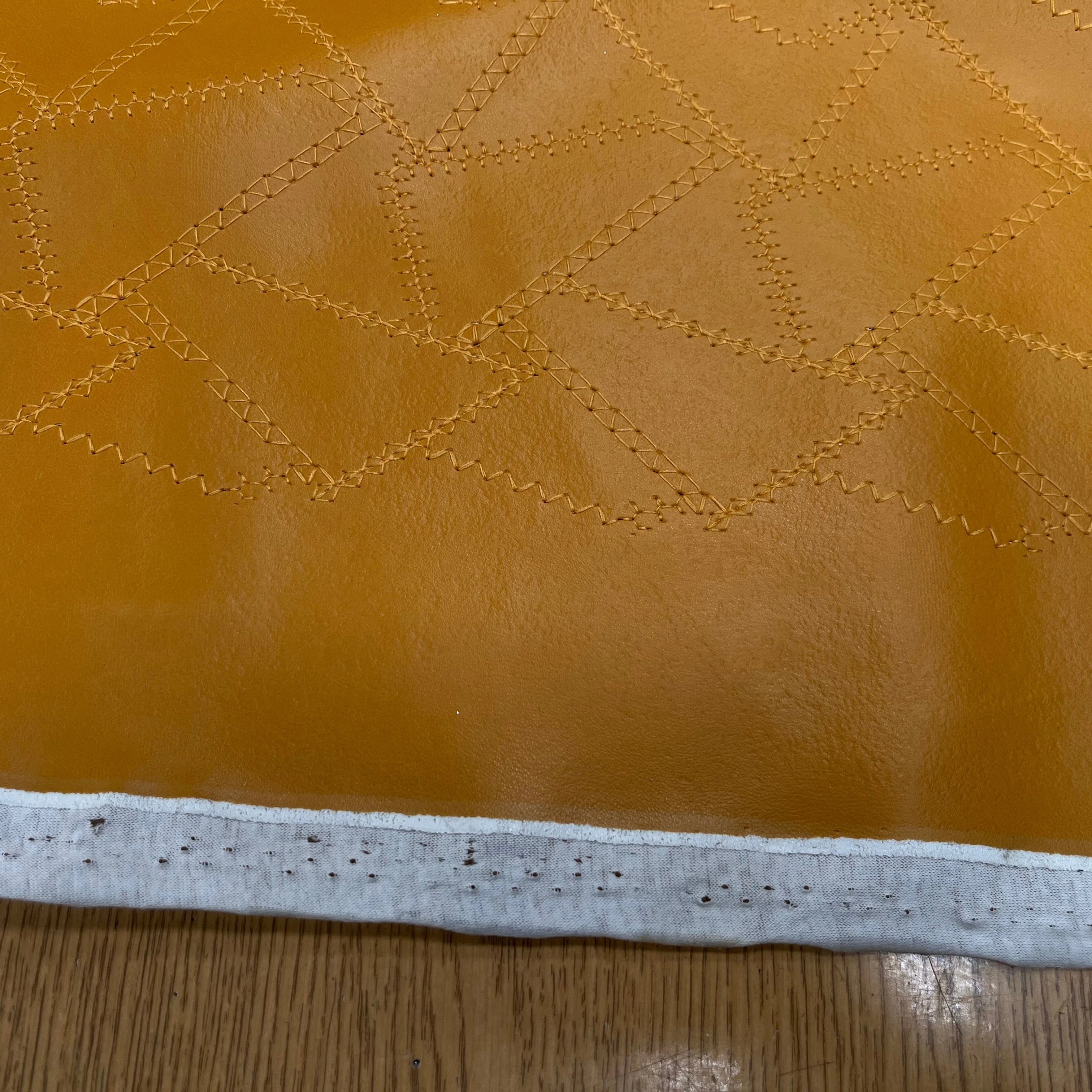 SATIN CUIR JAUNE MOUTARDE MOTIF GÉOMETRIQUE AVEC FIL - My Little Coupon