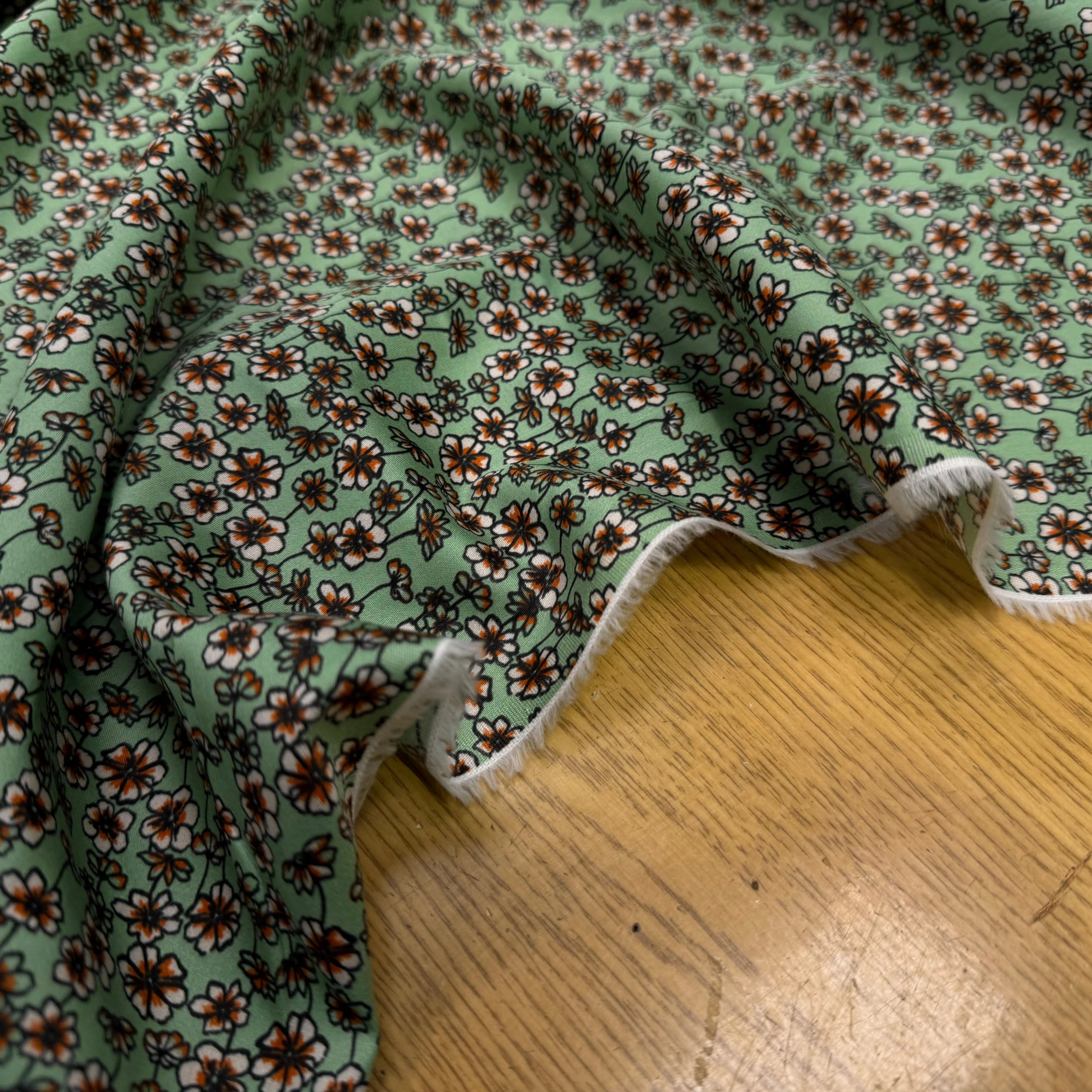 SATIN DE COTON FLEURS FOND VERT PREMIUM COMO - My Little Coupon