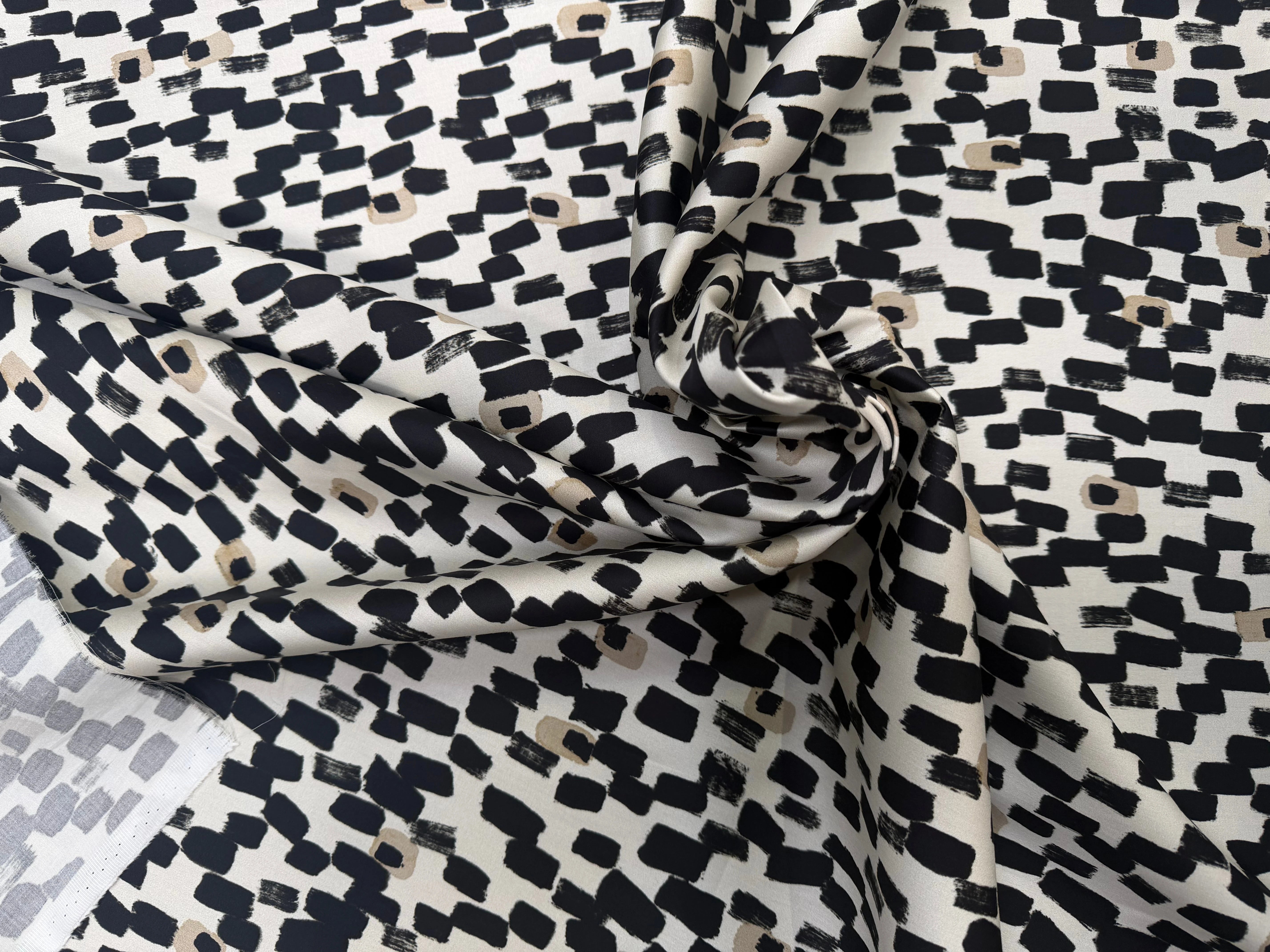 SATIN DE COTON IMPRIMÉ TACHES NOIR QUALITÉ PREMIUM - My Little Coupon