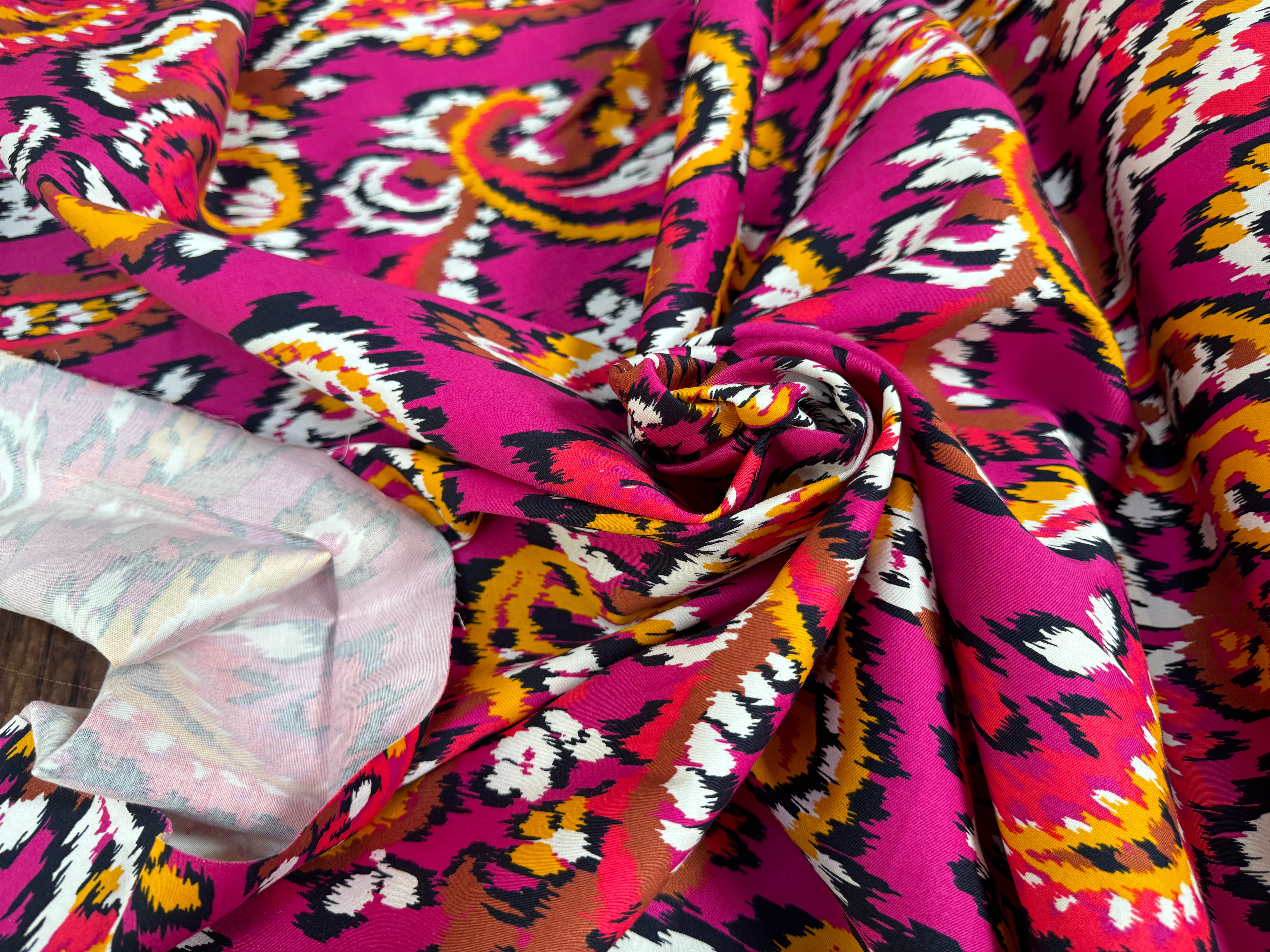 SATIN DE COTON TISSU IMPRIMÉ ABSTRAIT FUCHSIA - My Little Coupon