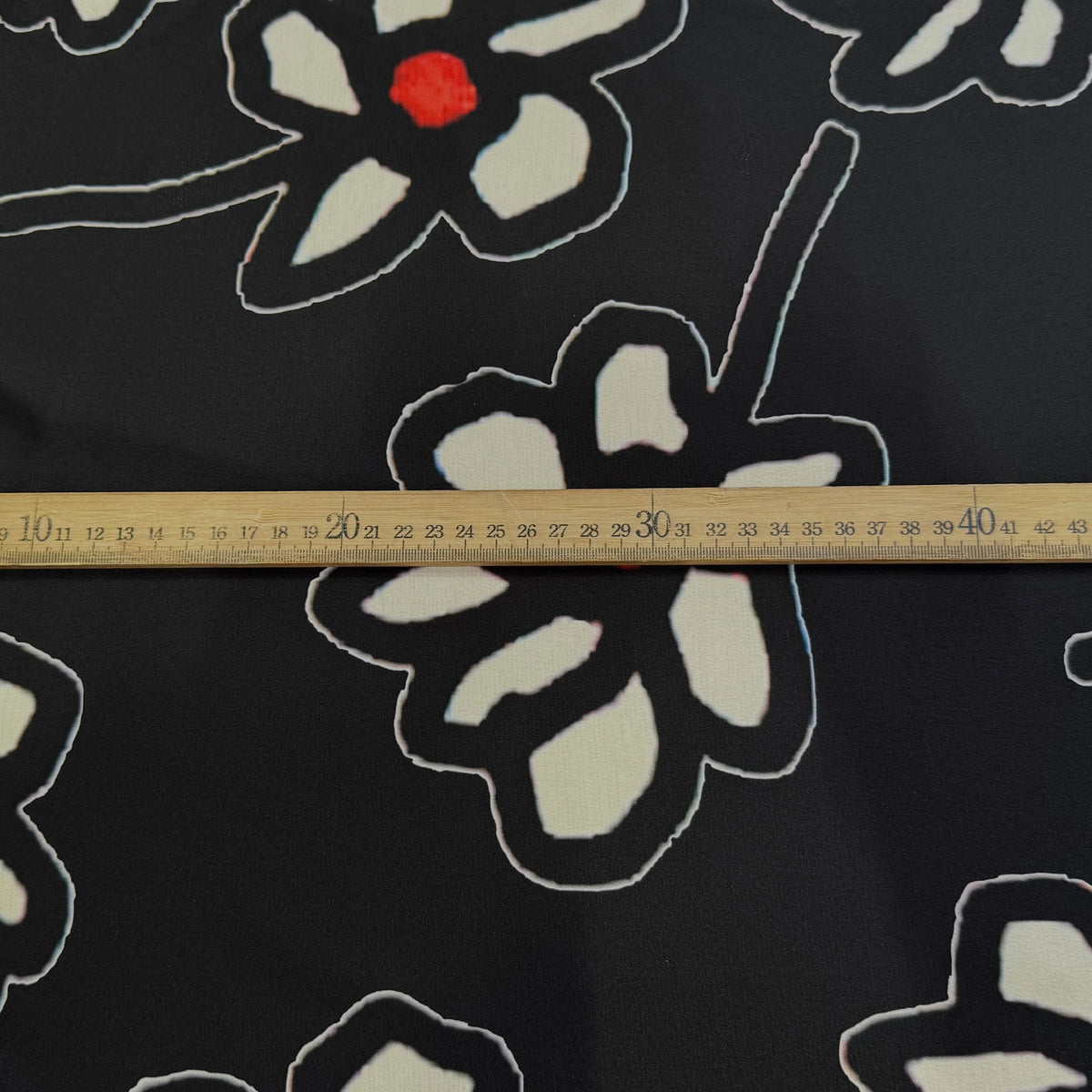 SATIN DE POLYESTER IMPRIMÉ MARGUERITES FOND NOIR - My Little Coupon