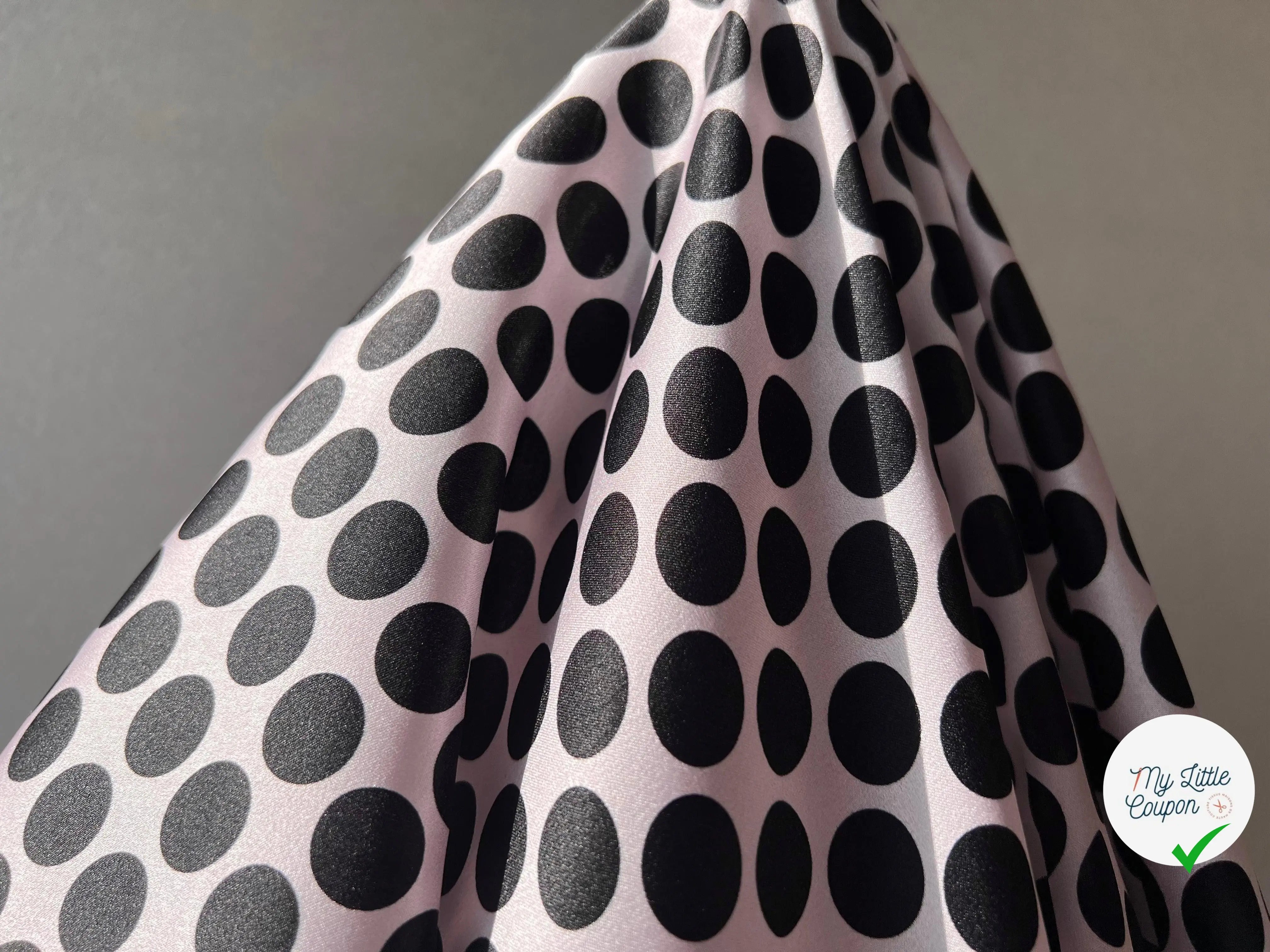SATIN DE SOIE EXTENSIBLE POIS NOIRS SUR FOND ROSE - My Little Coupon - tissu - coudre
