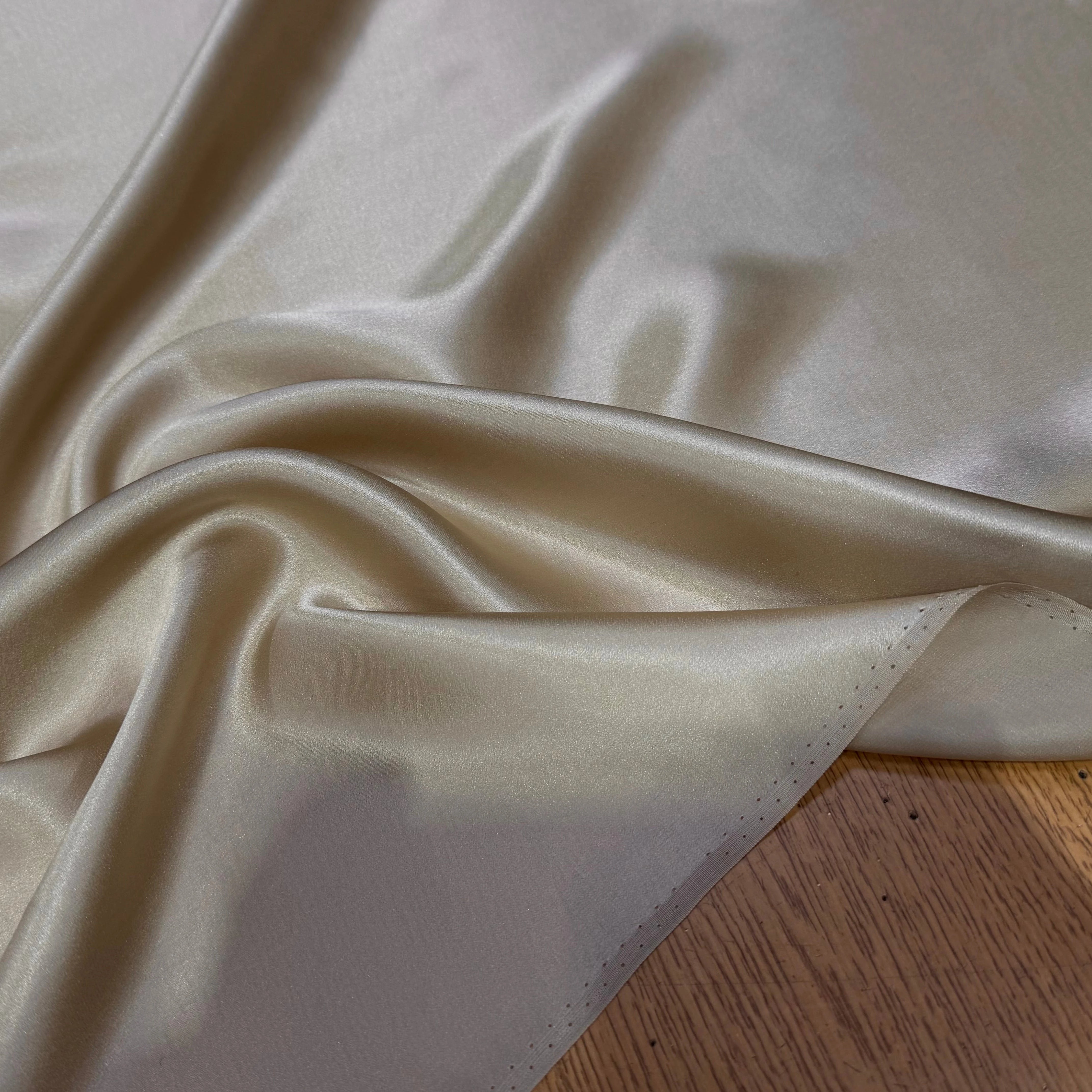 SATIN DE SOIE FLUIDE BEIGE OR 110CM - My Little Coupon