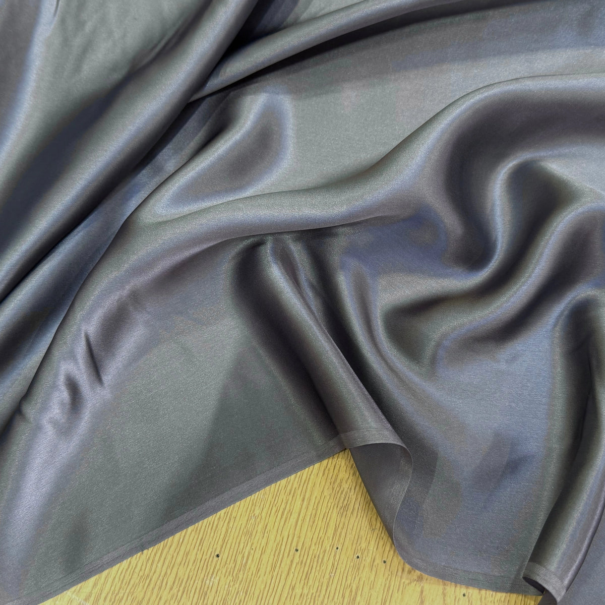SATIN DE SOIE FLUIDE GRIS ACIER QUALITÉ PREMIUM 100% SOIE - My Little Coupon