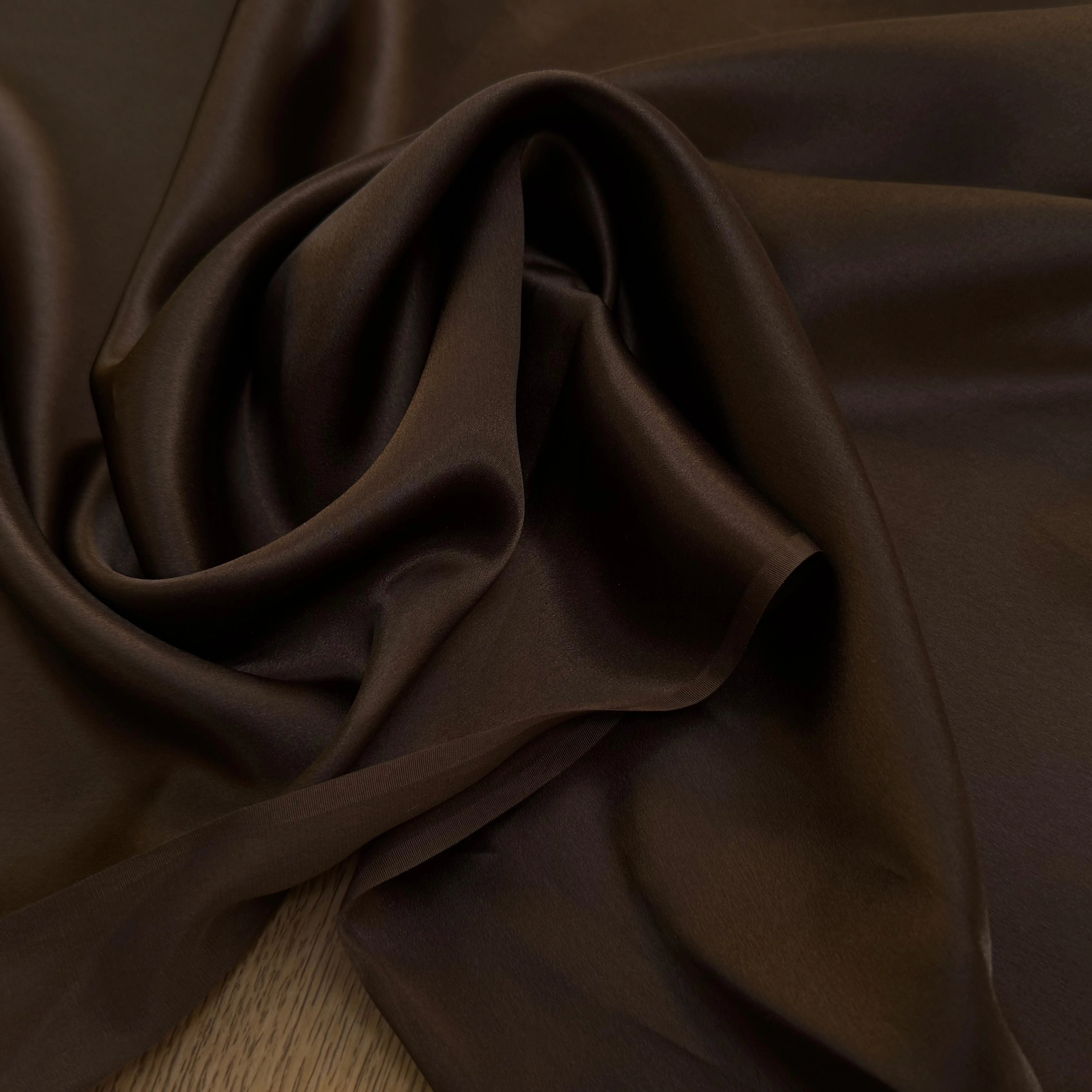 SATIN DE SOIE FLUIDE MARRON FONCÉ 110CM - My Little Coupon