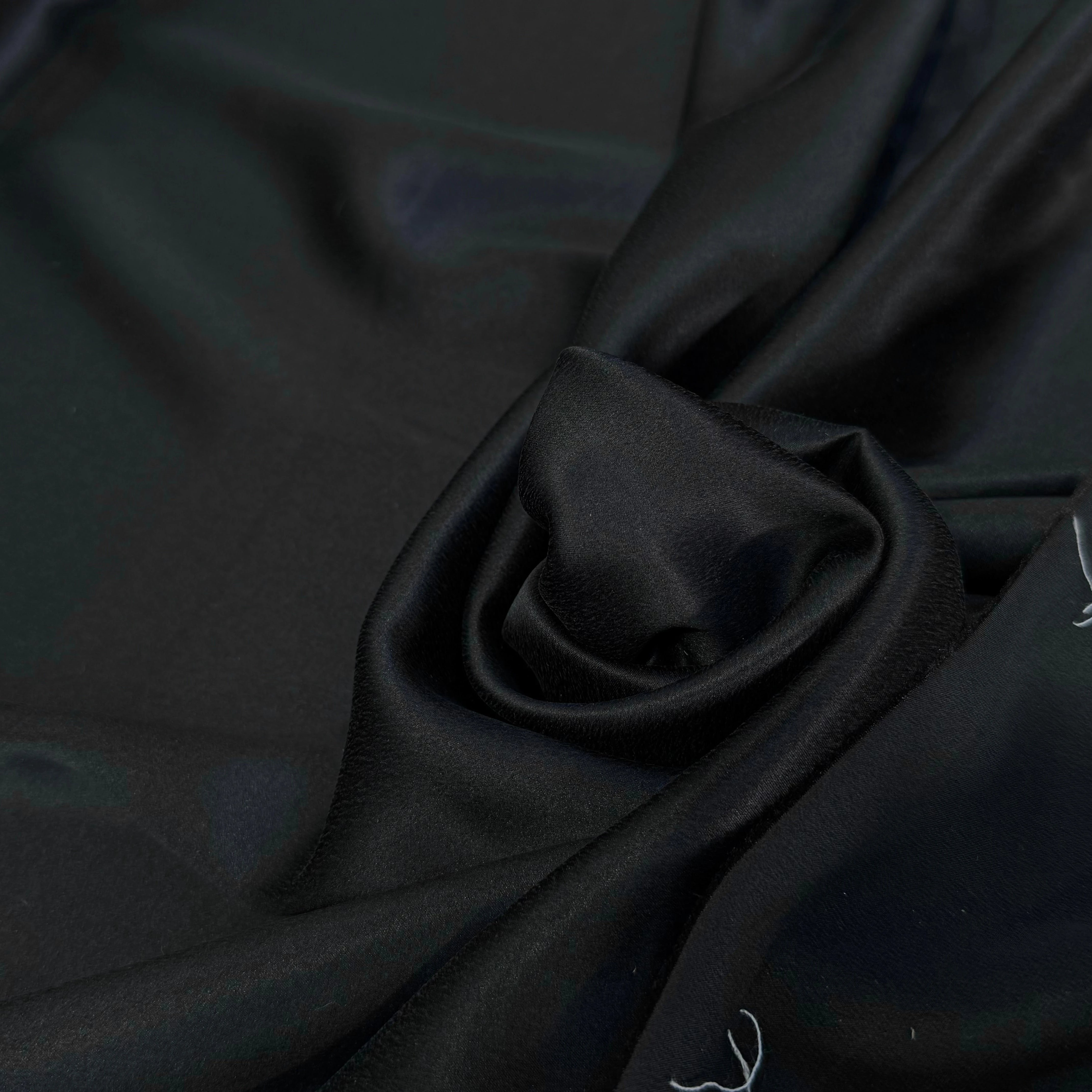 SATIN DE SOIE FLUIDE VELOUTÉ DOUX NOIR SUPER CHIC - My Little Coupon