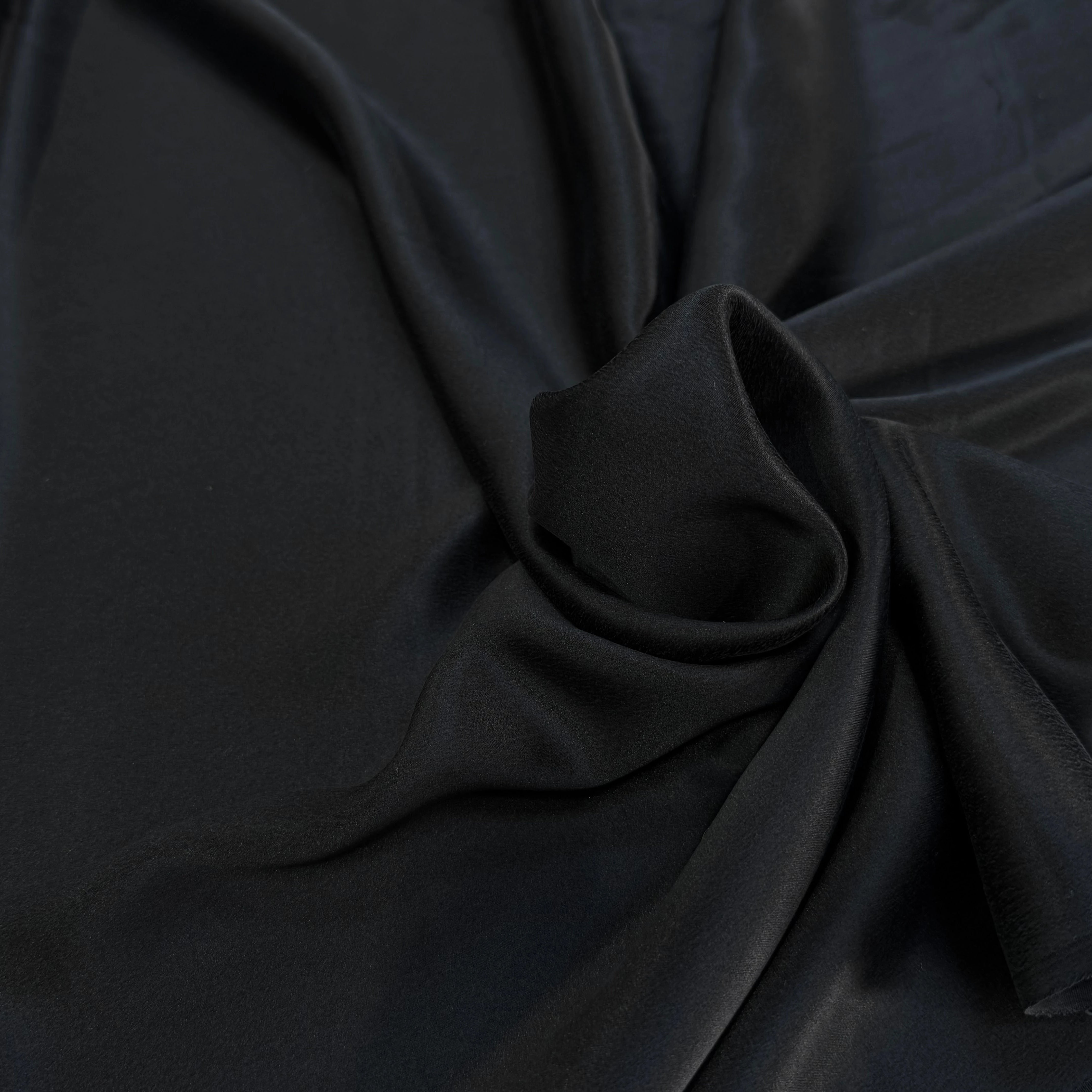 SATIN DE SOIE FLUIDE VELOUTÉ DOUX NOIR SUPER CHIC - My Little Coupon