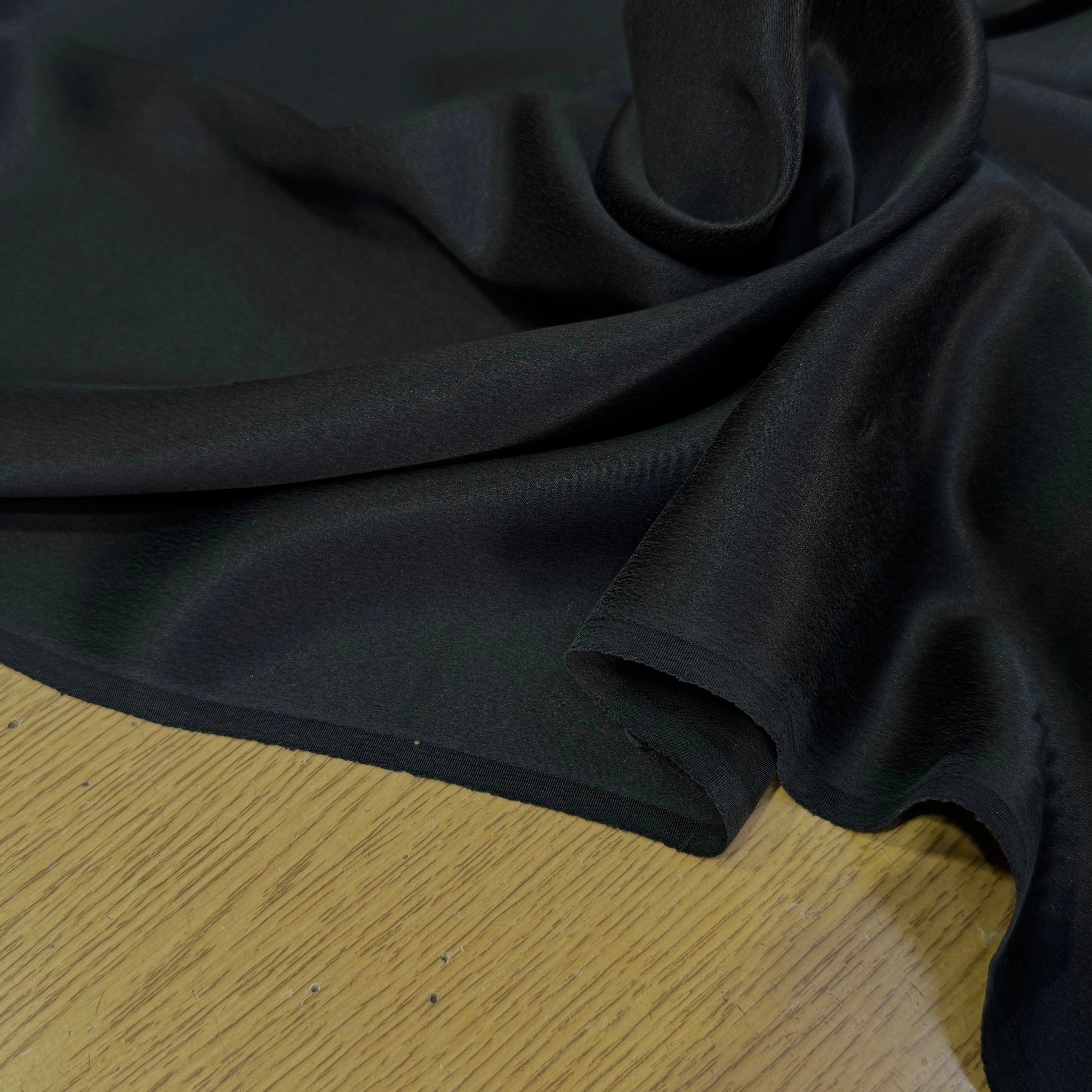 SATIN DE SOIE FLUIDE VELOUTÉ DOUX NOIR SUPER CHIC - My Little Coupon