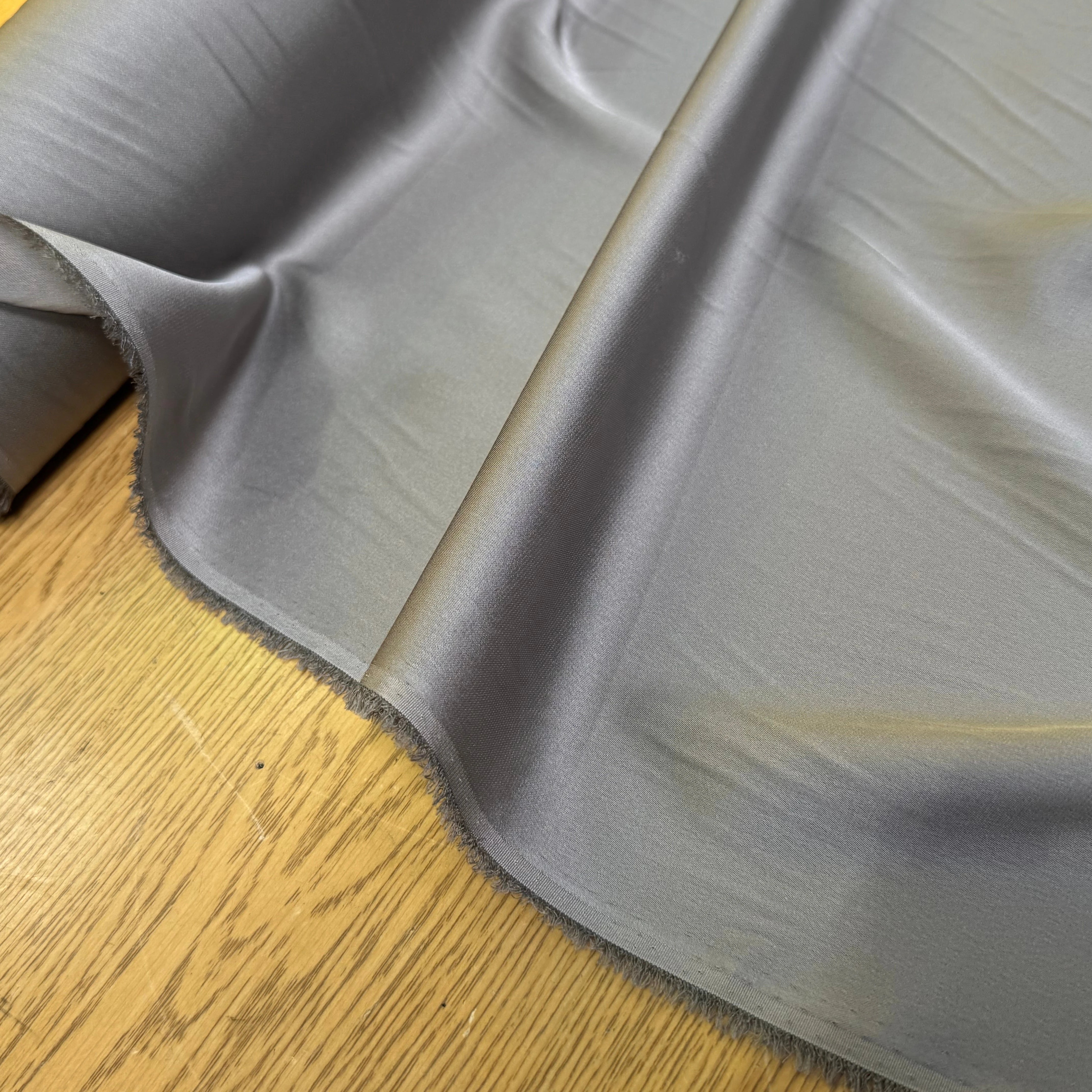 SATIN DE SOIE LOURD STRETCH 22 MOMME GRIS MÉTAL - My Little Coupon