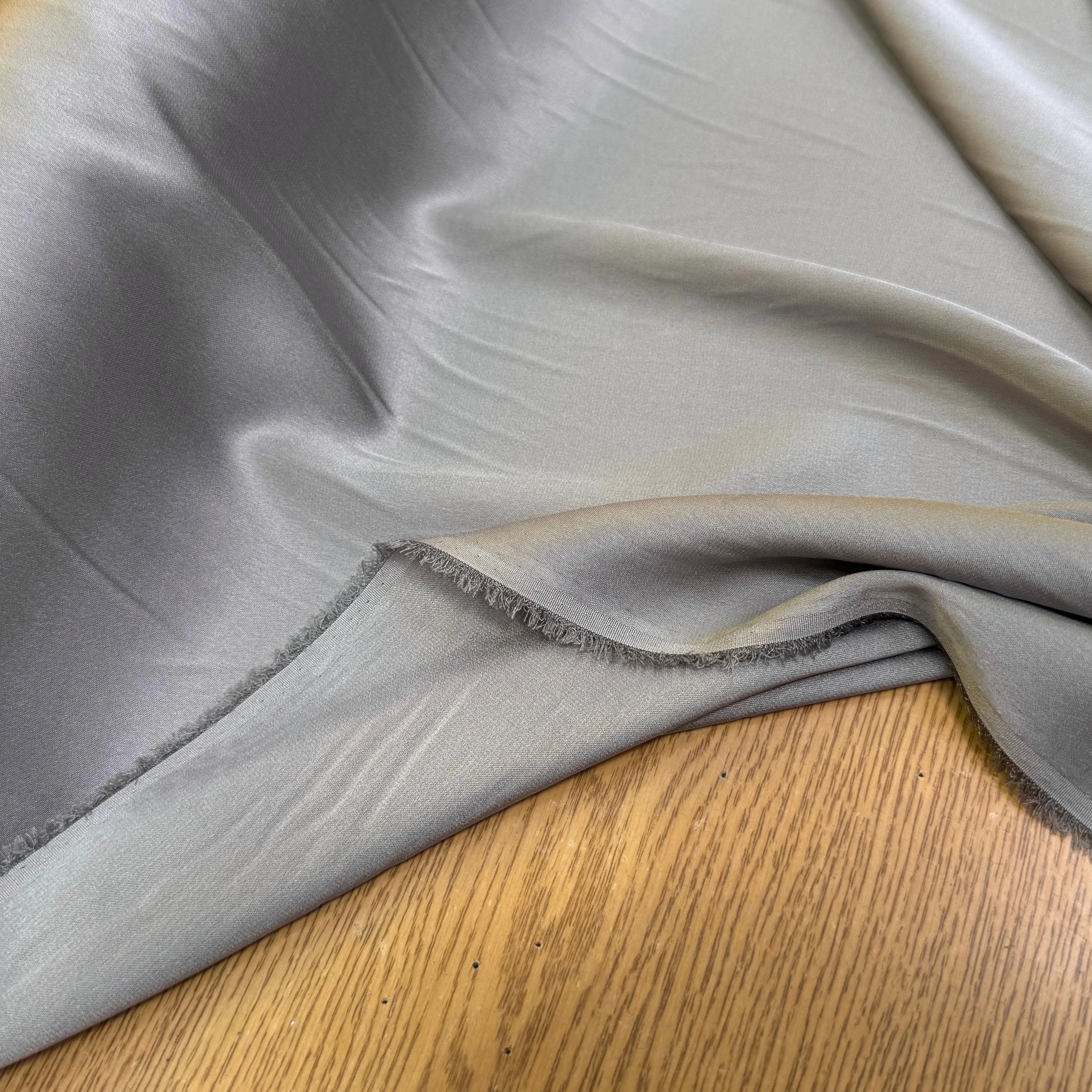 SATIN DE SOIE LOURD STRETCH 22 MOMME GRIS MÉTAL - My Little Coupon