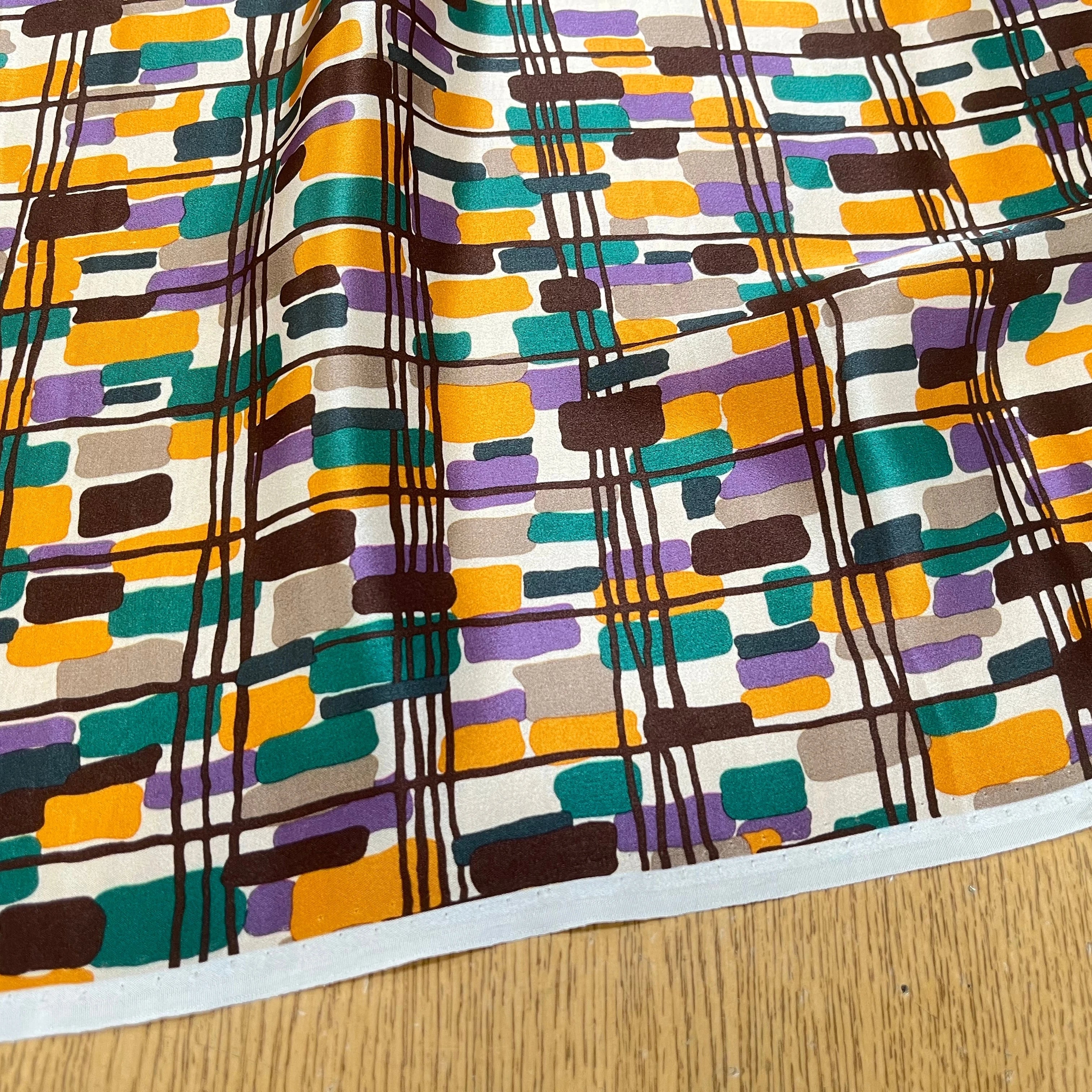 SATIN DE SOIE MOTIF RECTANGLE ABSTRAIT VERT JAUNE MARON ET VIOLET - My Little Coupon