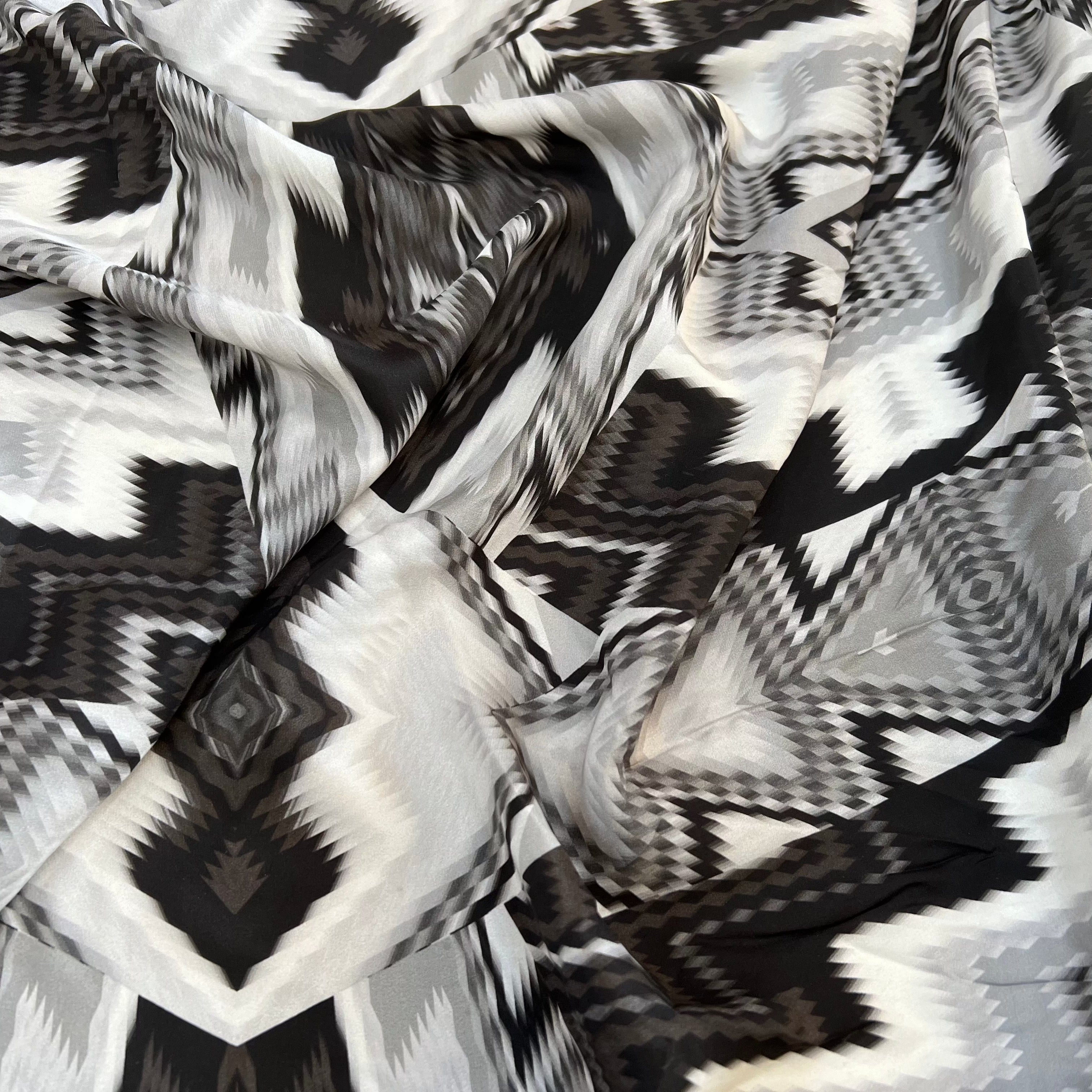 SATIN DE SOIE RÊVE EN NOIR ET BLANC MLC INTERN