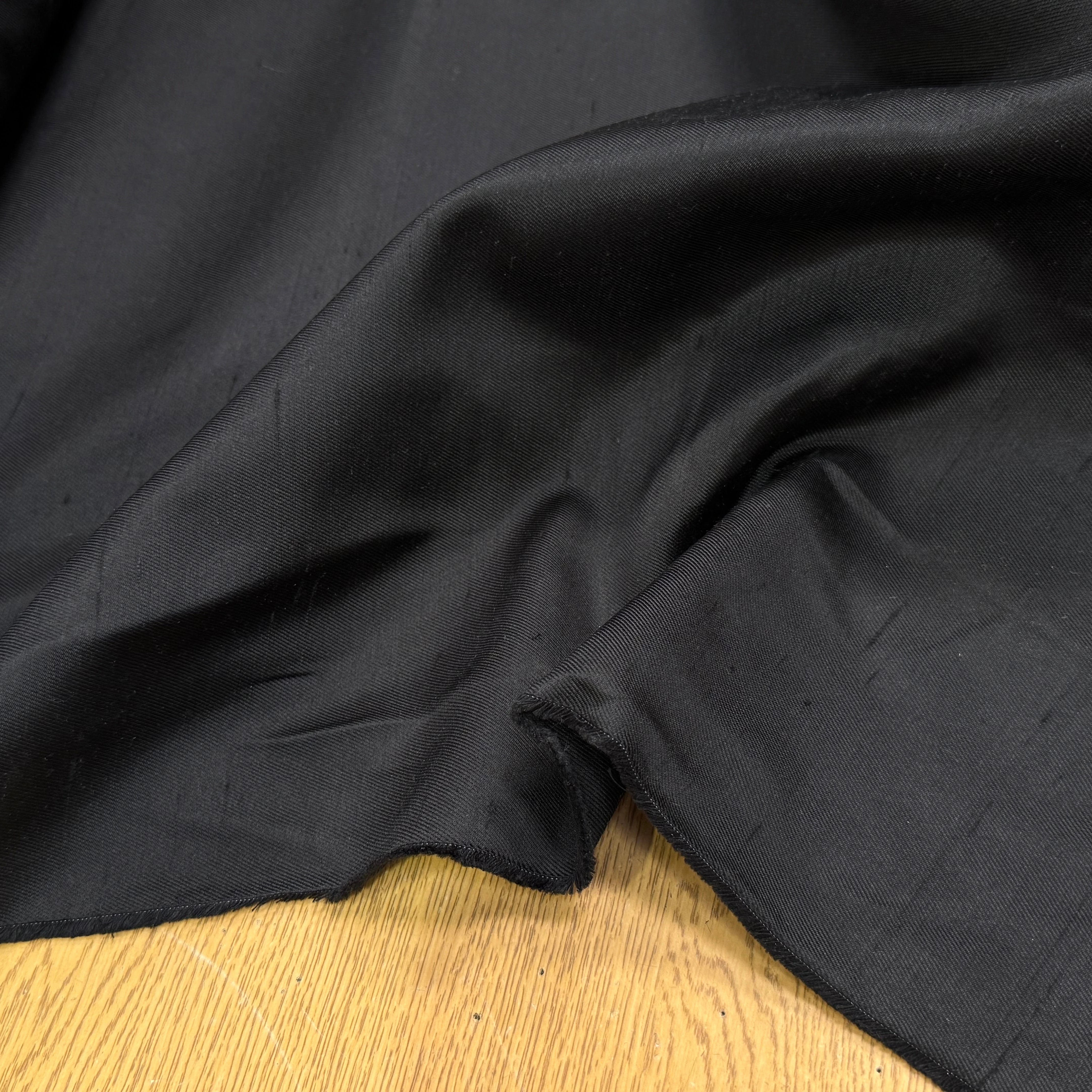SATIN DUCHESSE TEXTURÉ NOIR 100% SOIE - My Little Coupon
