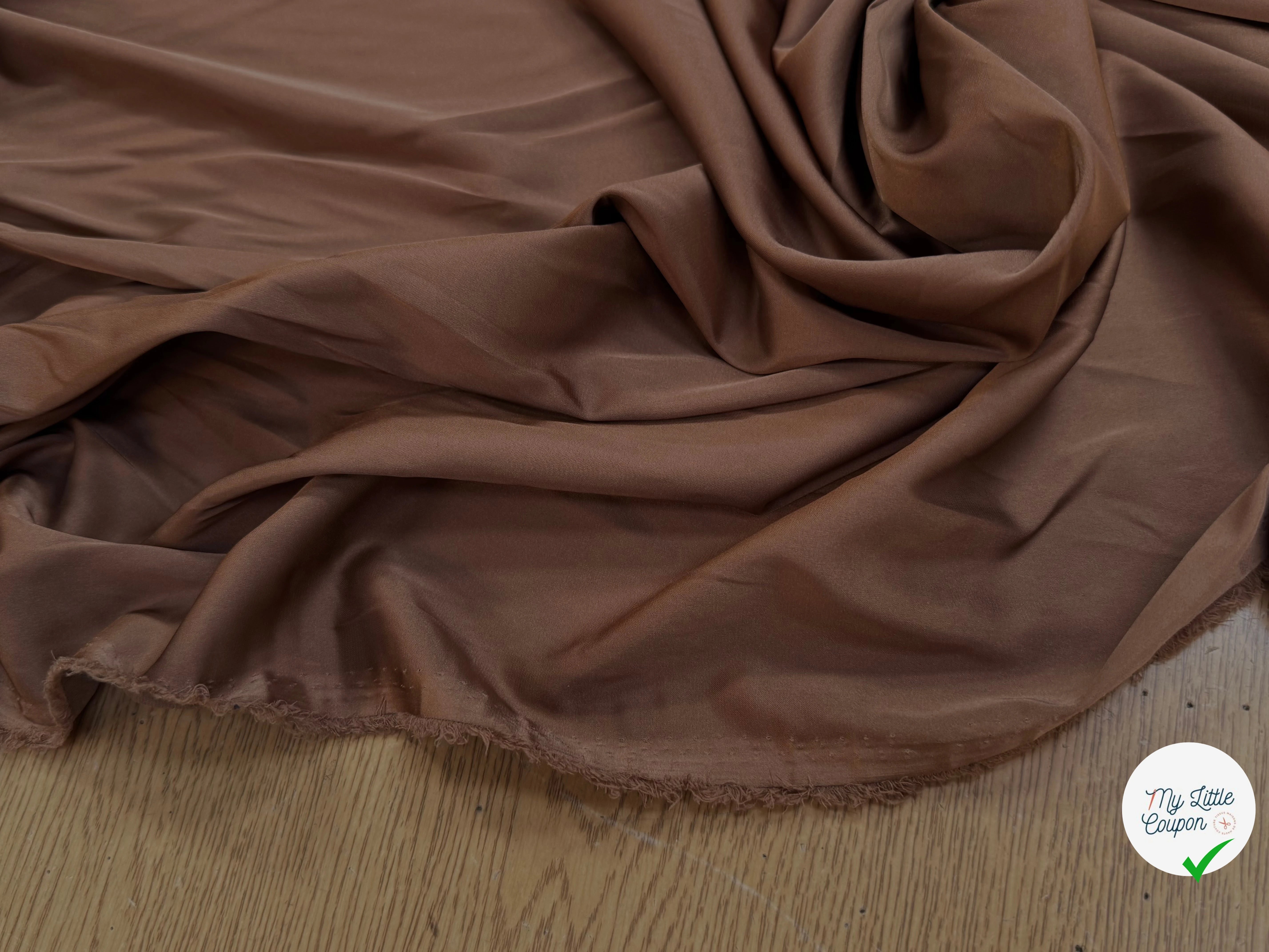 SATIN FLUIDE LÉGÈREMENT STRETCH CARAMEL - My Little Coupon