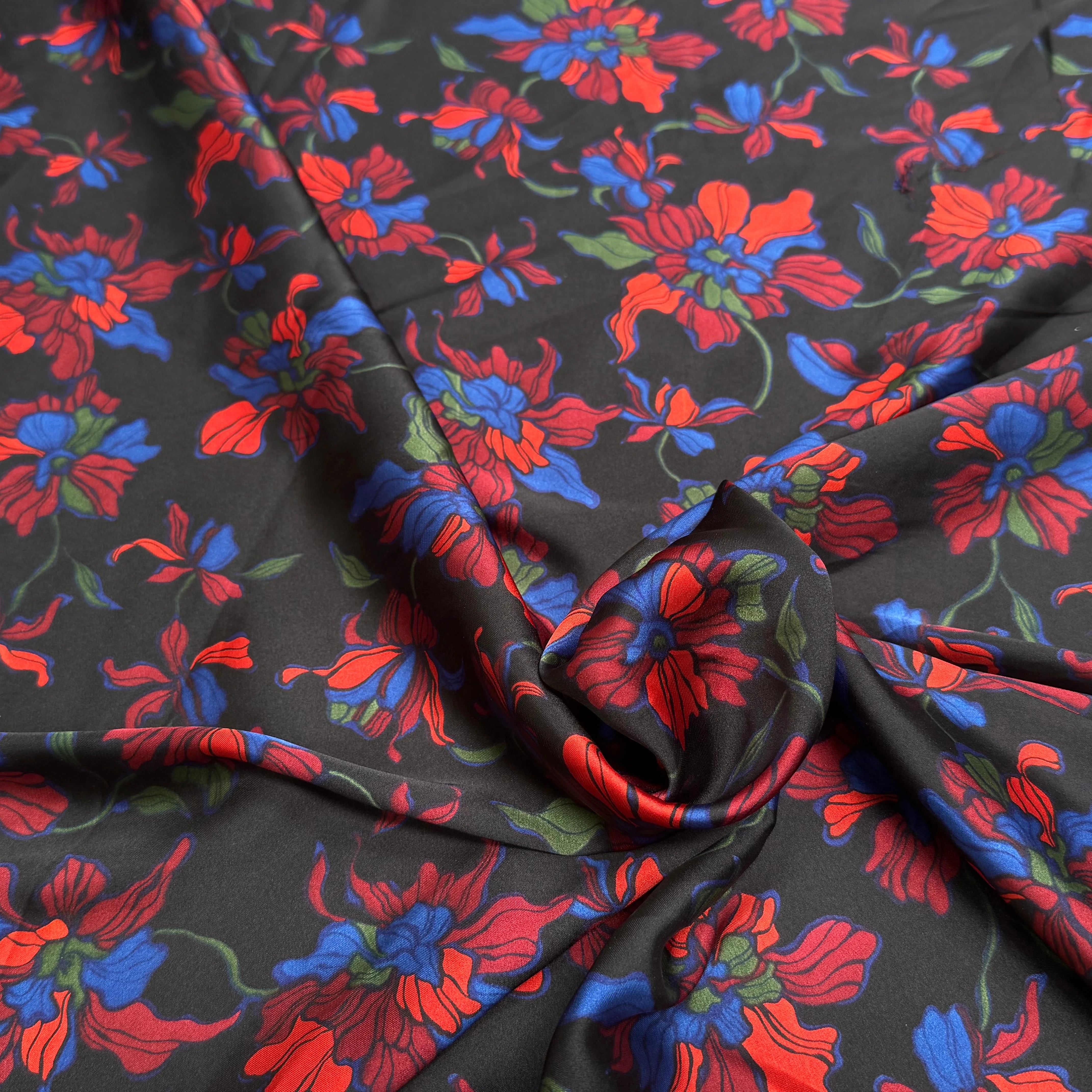 SATIN FLUIDE ULTRA BEAU À GROSSES FLEURS SUR FOND NOIR - My Little Coupon