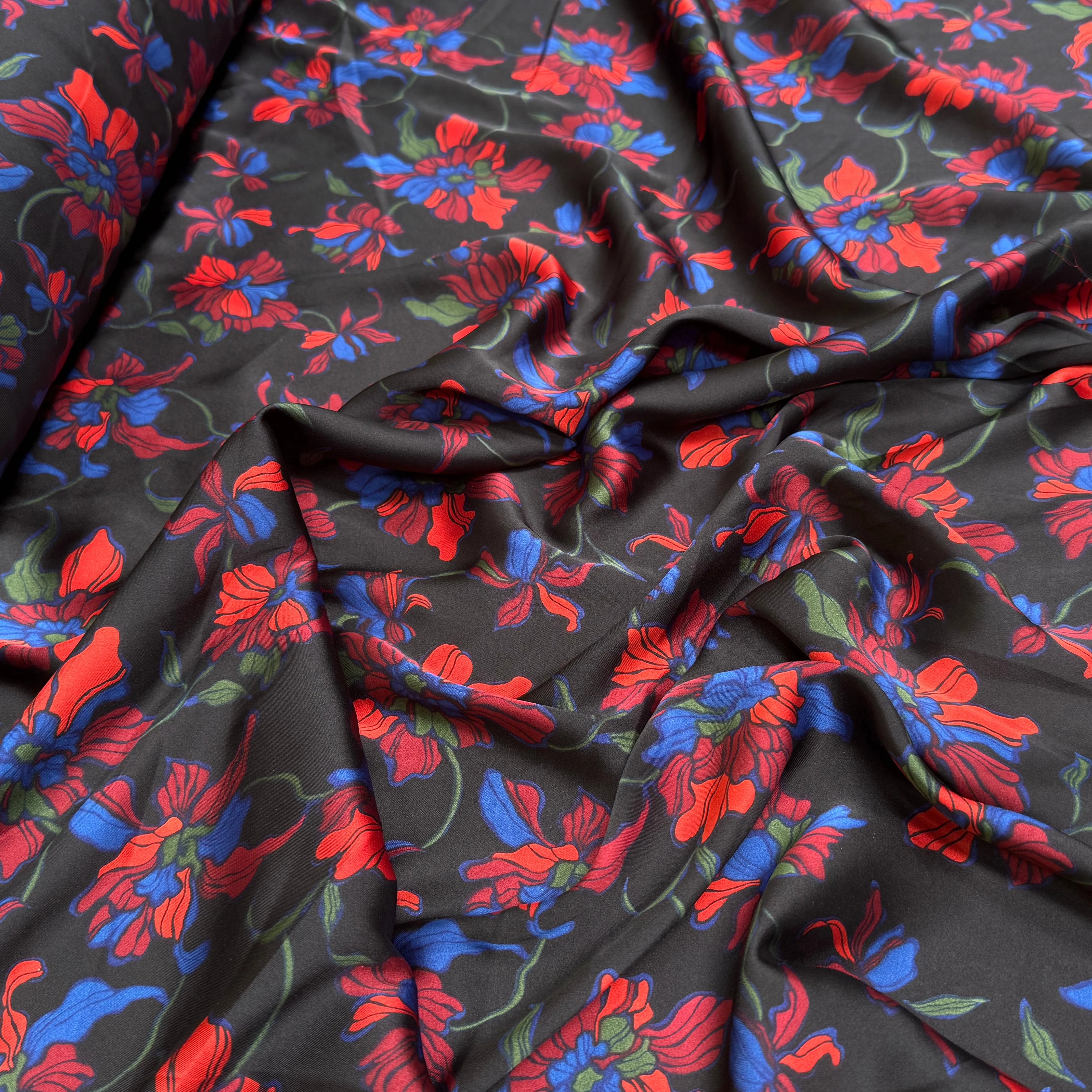 SATIN FLUIDE ULTRA BEAU À GROSSES FLEURS SUR FOND NOIR - My Little Coupon