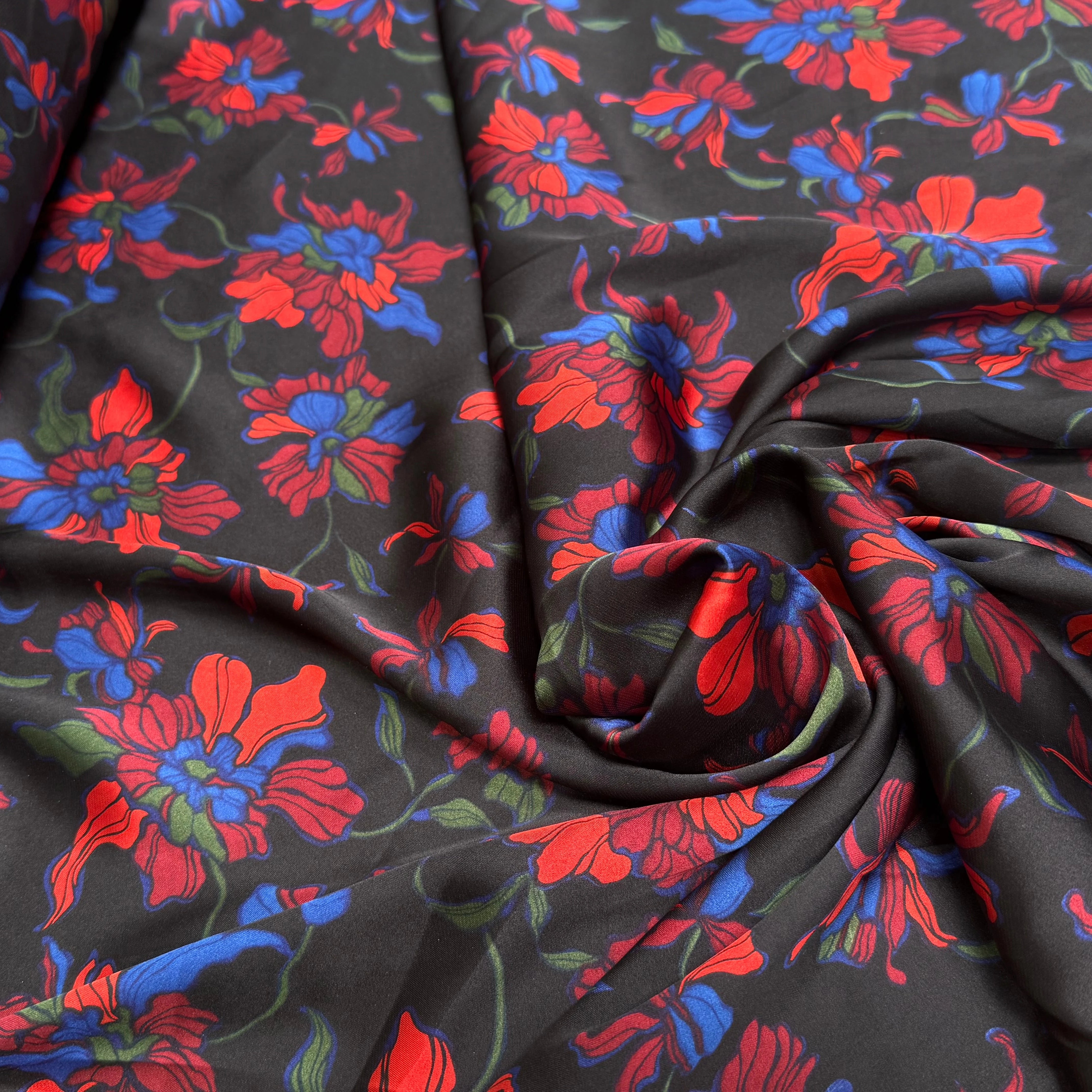 SATIN FLUIDE ULTRA BEAU À GROSSES FLEURS SUR FOND NOIR - My Little Coupon
