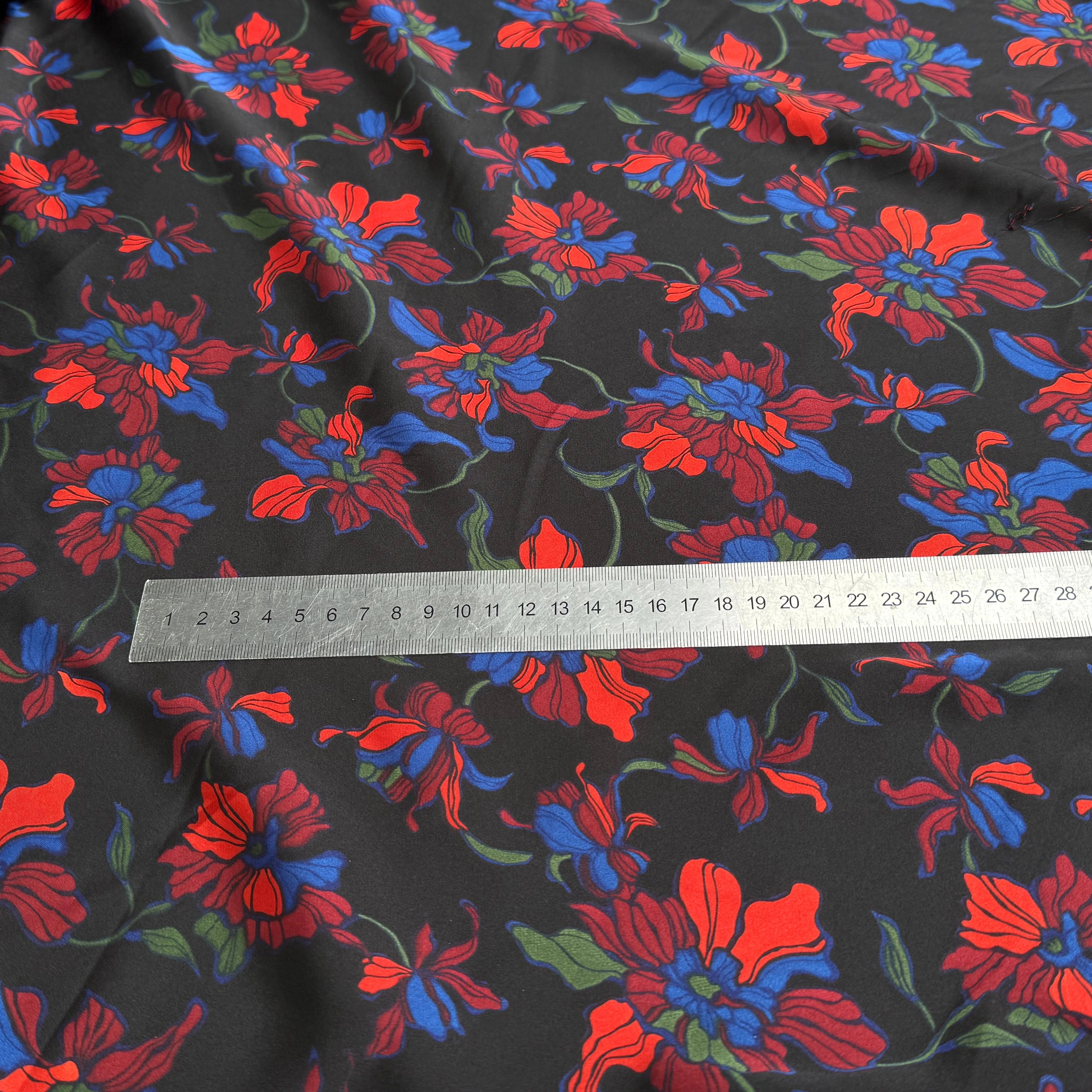 SATIN FLUIDE ULTRA BEAU À GROSSES FLEURS SUR FOND NOIR - My Little Coupon