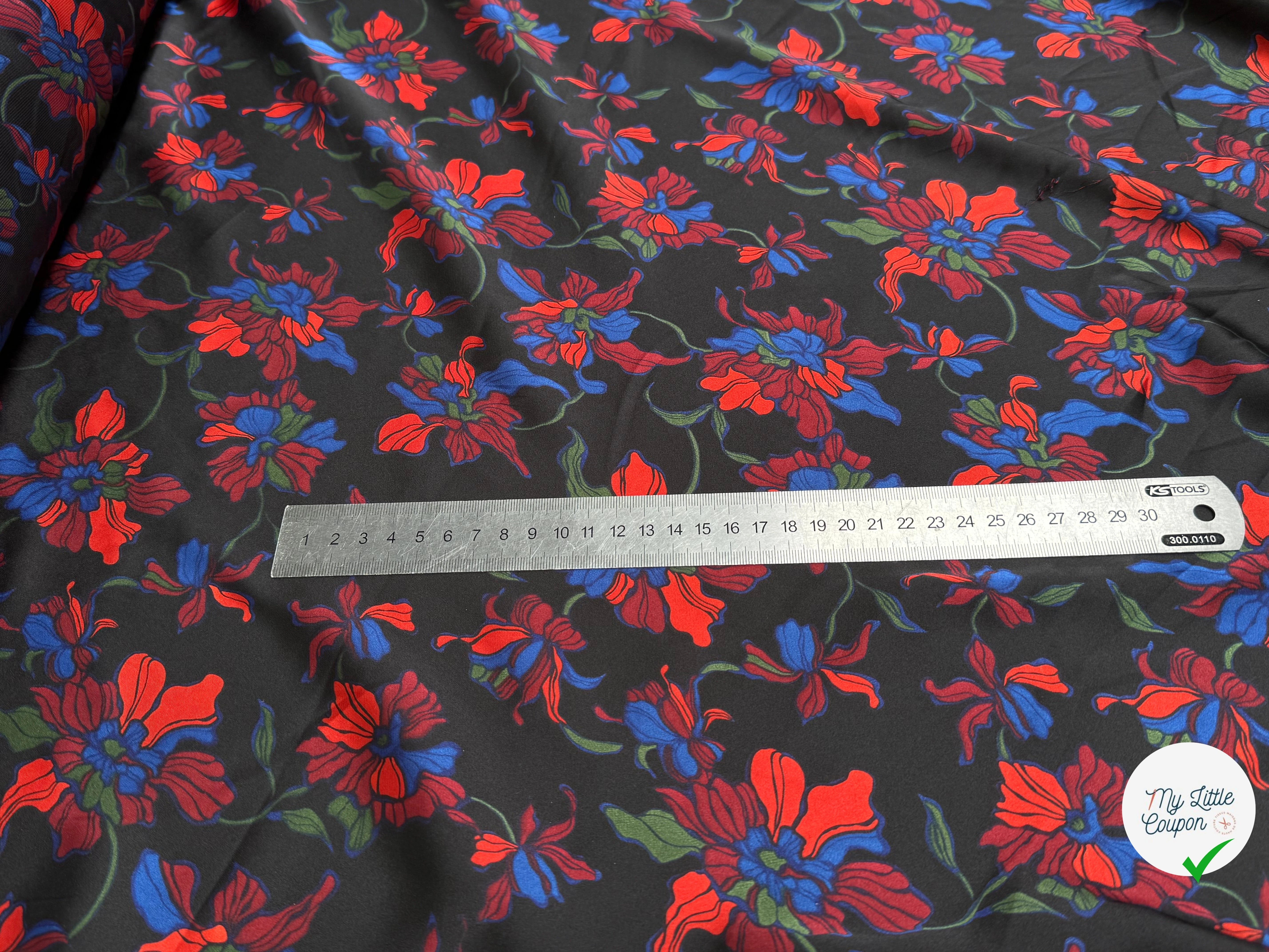 SATIN FLUIDE ULTRA BEAU À GROSSES FLEURS SUR FOND NOIR - My Little Coupon