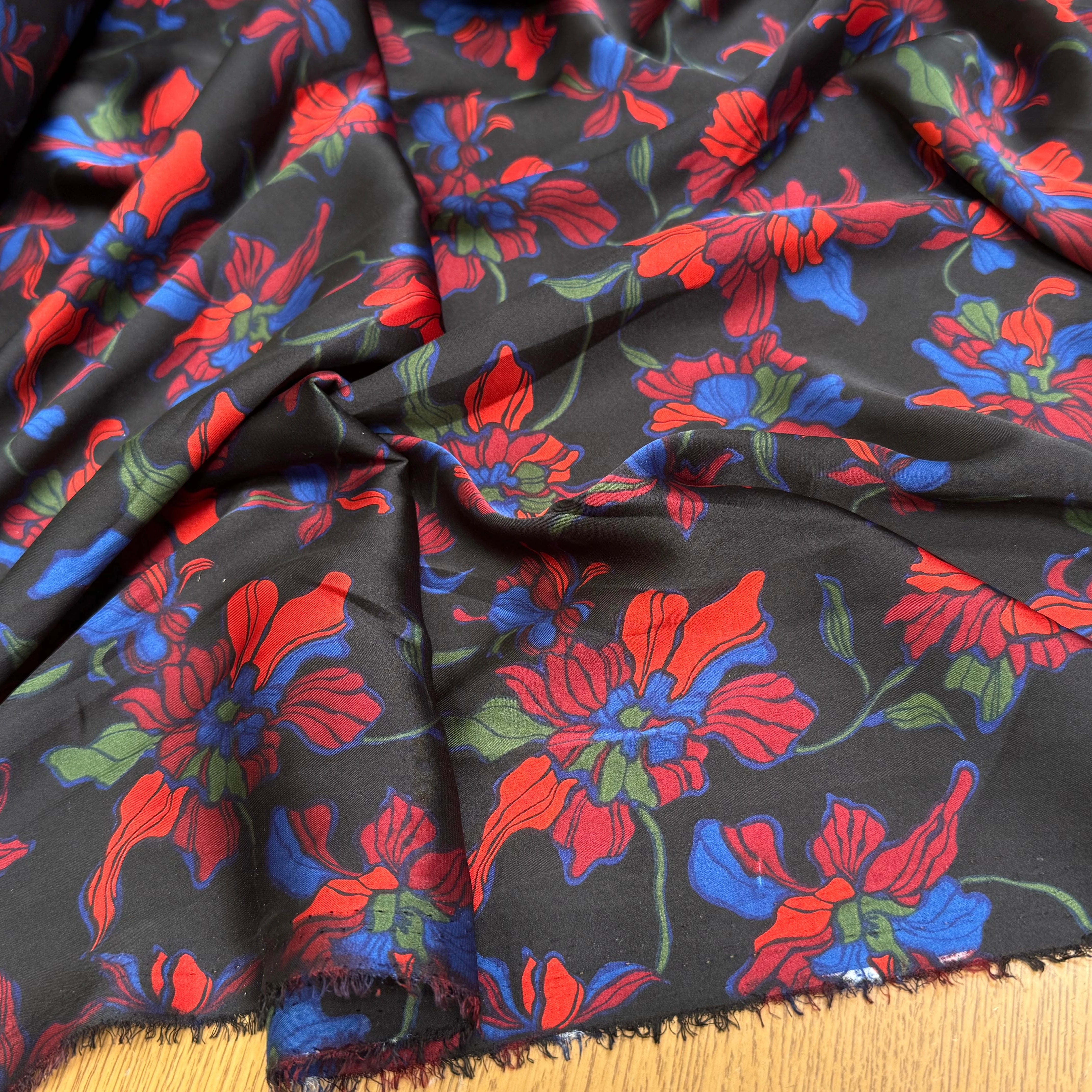 SATIN FLUIDE ULTRA BEAU À GROSSES FLEURS SUR FOND NOIR - My Little Coupon