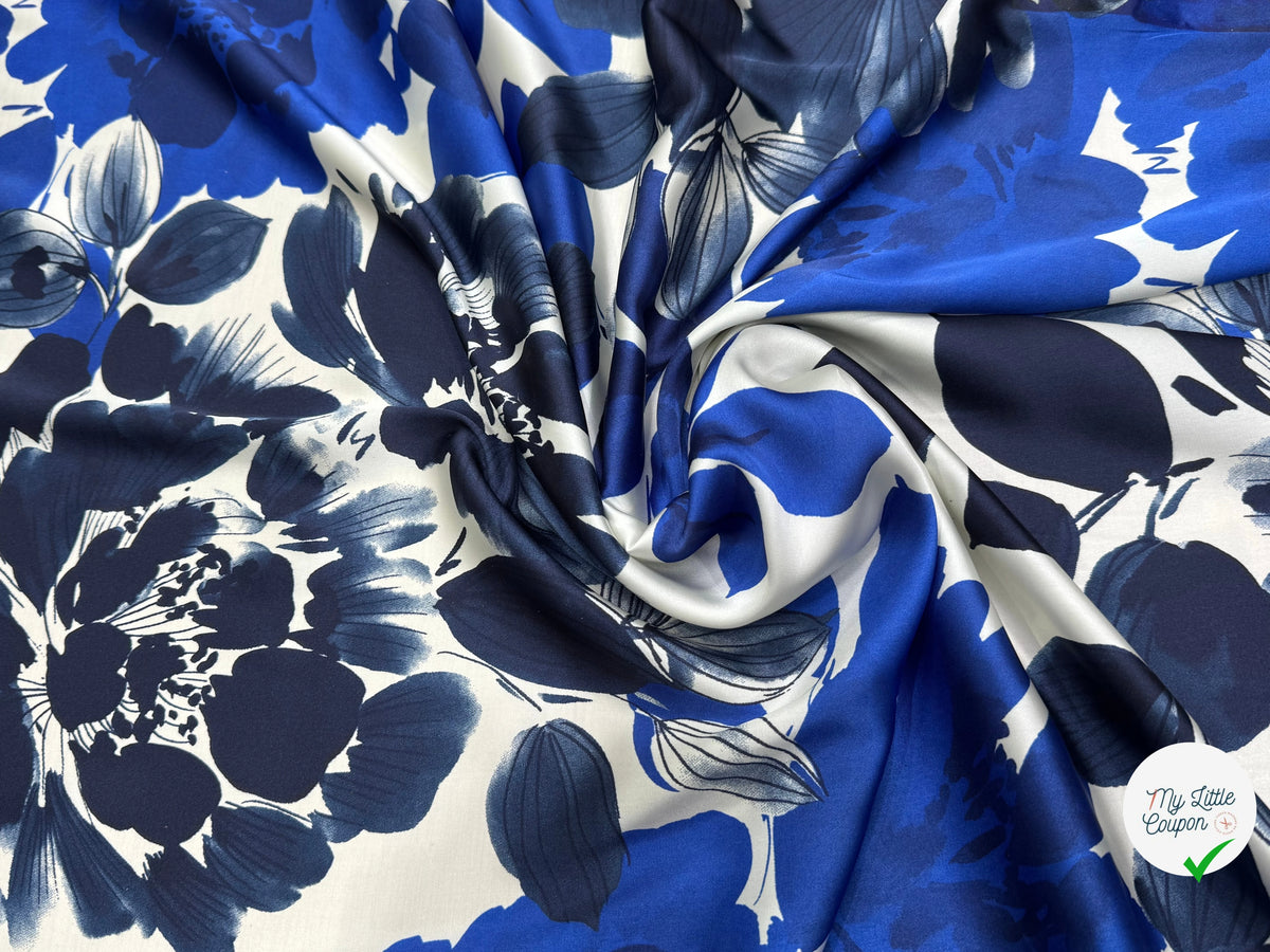 SATIN FOND BLANC MOTIFS GROSSES FLEURS BLEU - My Little Coupon