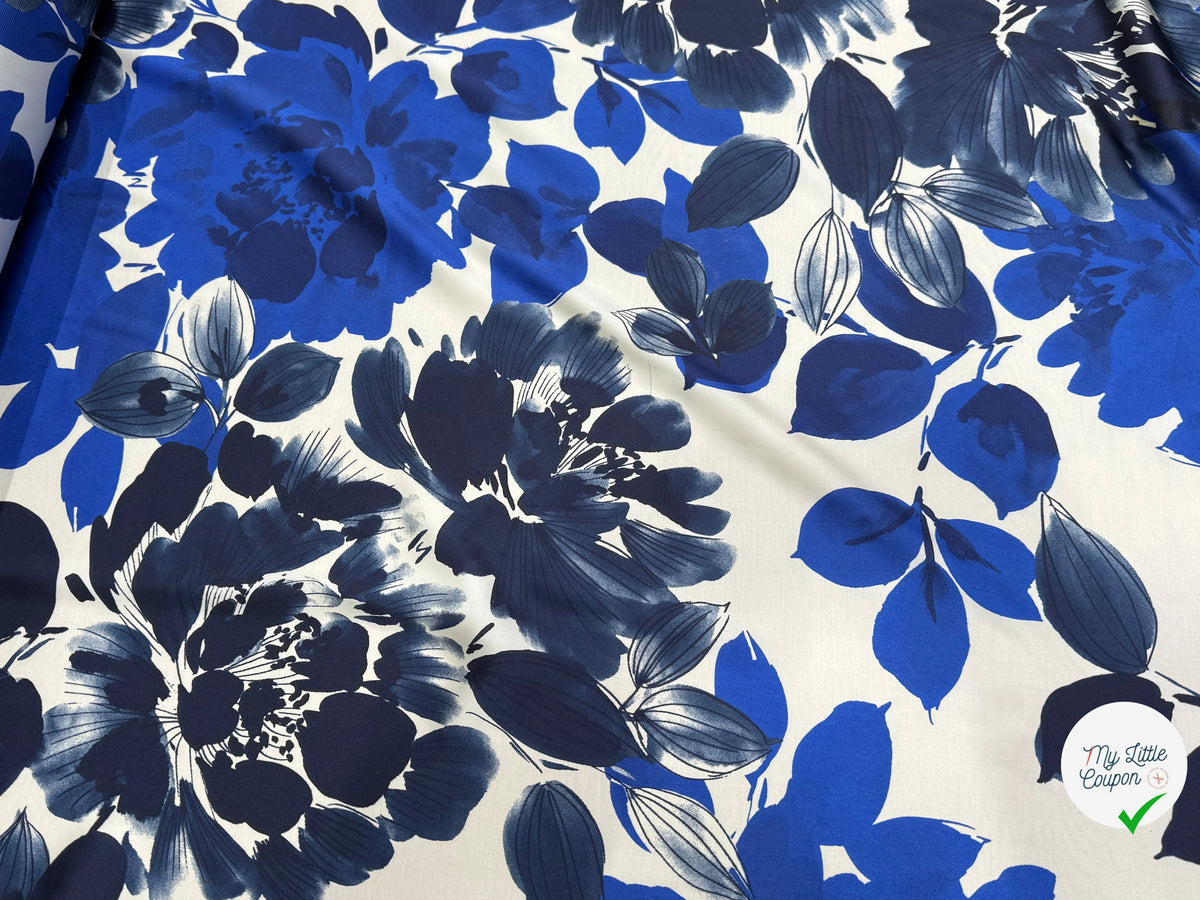 SATIN FOND BLANC MOTIFS GROSSES FLEURS BLEU - My Little Coupon