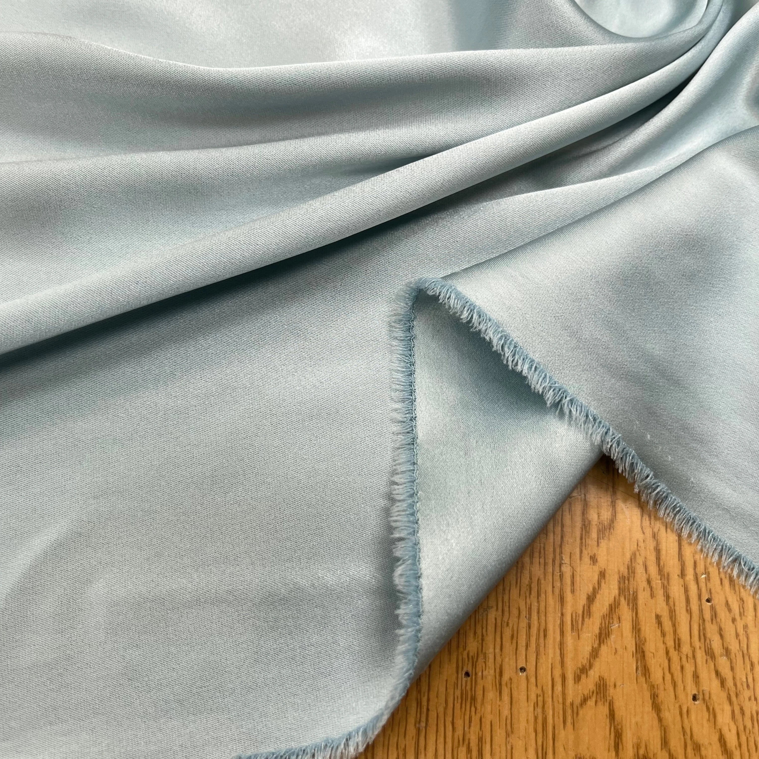SATIN FROID ET FLUIDE POLYESTER 130CM CLOUD BLUE - My Little Coupon