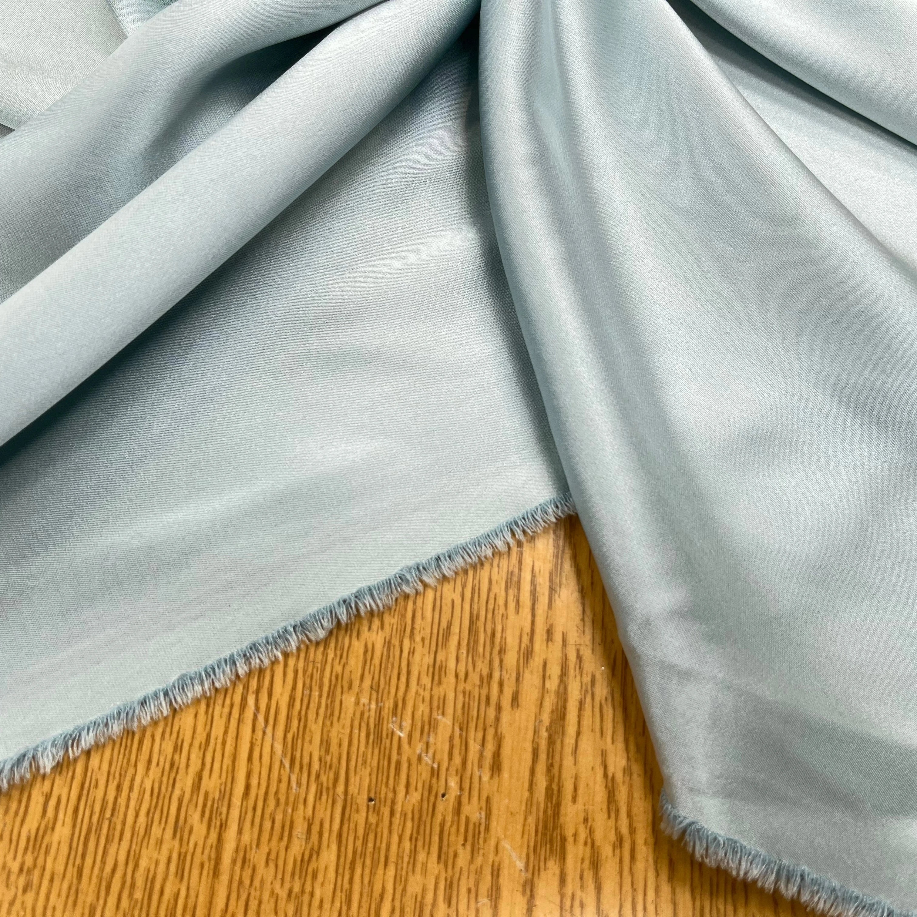 SATIN FROID ET FLUIDE POLYESTER 130CM CLOUD BLUE - My Little Coupon