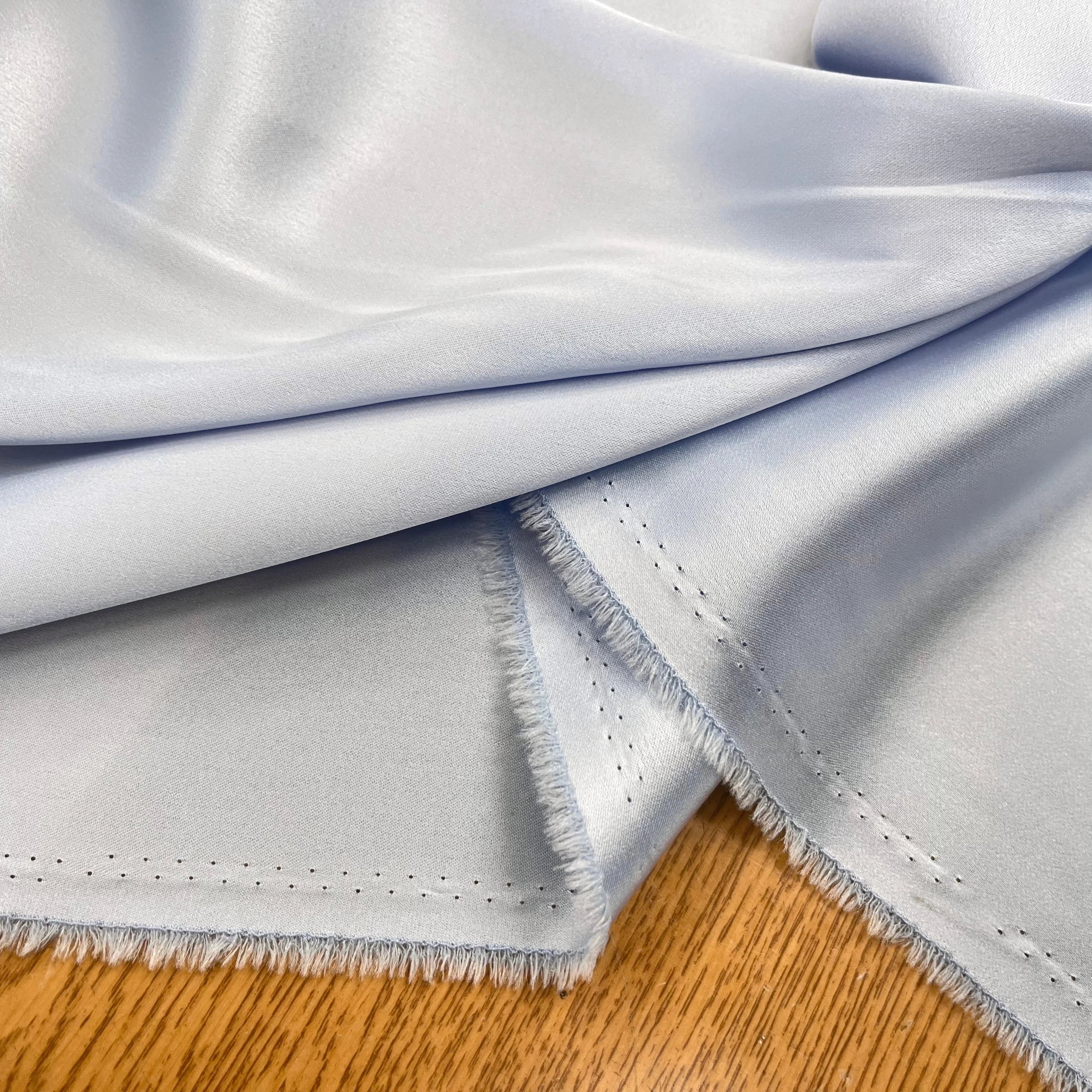 SATIN FROID ET FLUIDE POLYESTER 135CM ETHER - My Little Coupon