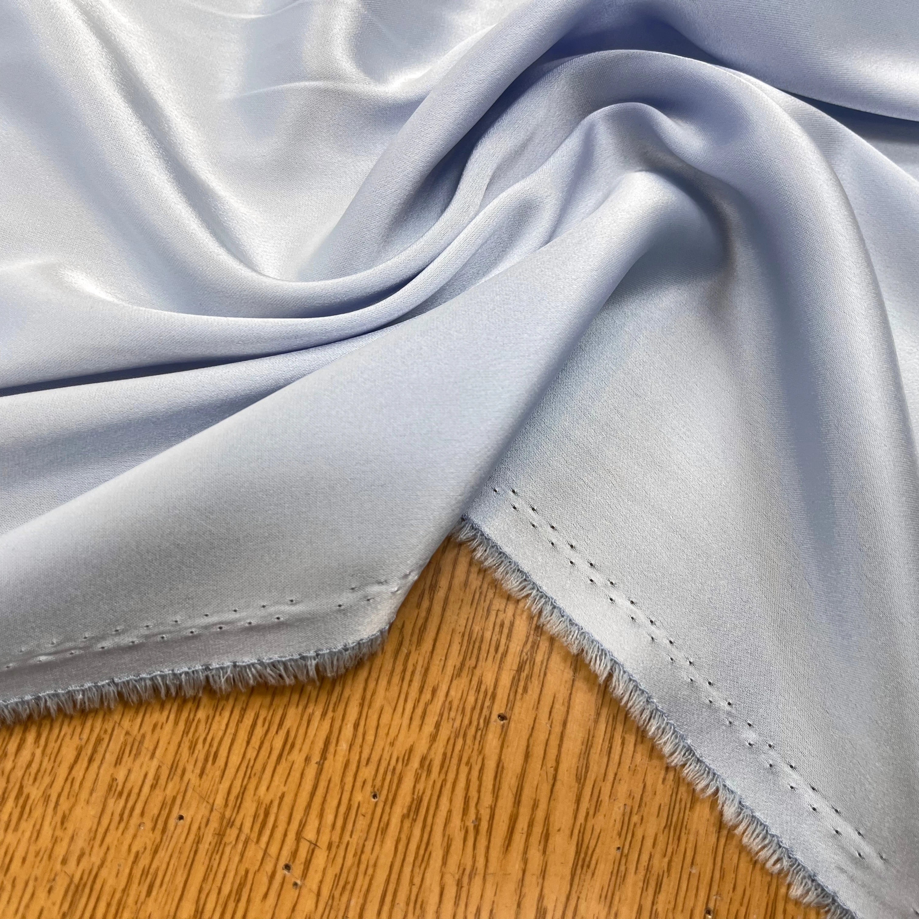 SATIN FROID ET FLUIDE POLYESTER 135CM ETHER - My Little Coupon