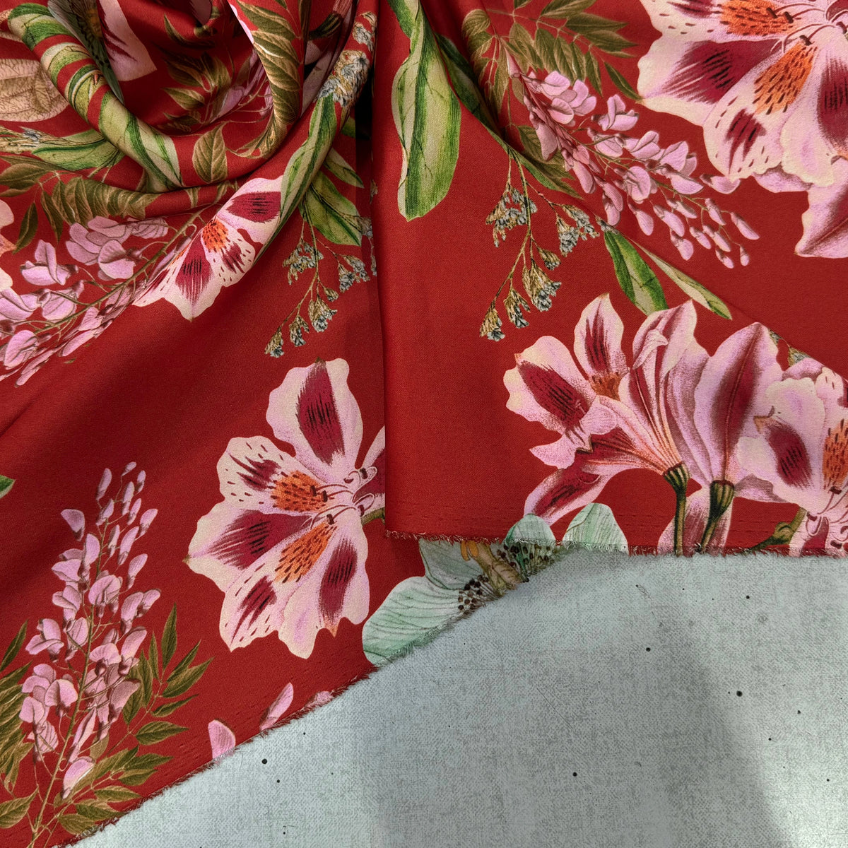 SATIN GARDEN ROUGE GROSSES FLEURS ROSES ET FEUILLAGE VERT - My Little Coupon