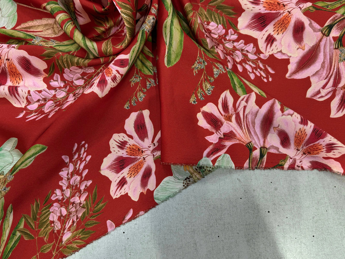SATIN GARDEN ROUGE GROSSES FLEURS ROSES ET FEUILLAGE VERT - My Little Coupon