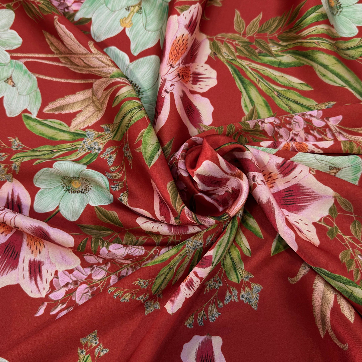 SATIN GARDEN ROUGE GROSSES FLEURS ROSES ET FEUILLAGE VERT - My Little Coupon