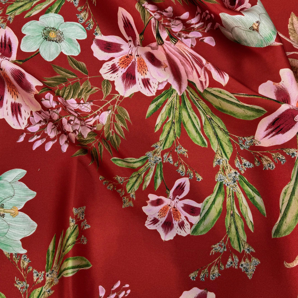 SATIN GARDEN ROUGE GROSSES FLEURS ROSES ET FEUILLAGE VERT - My Little Coupon