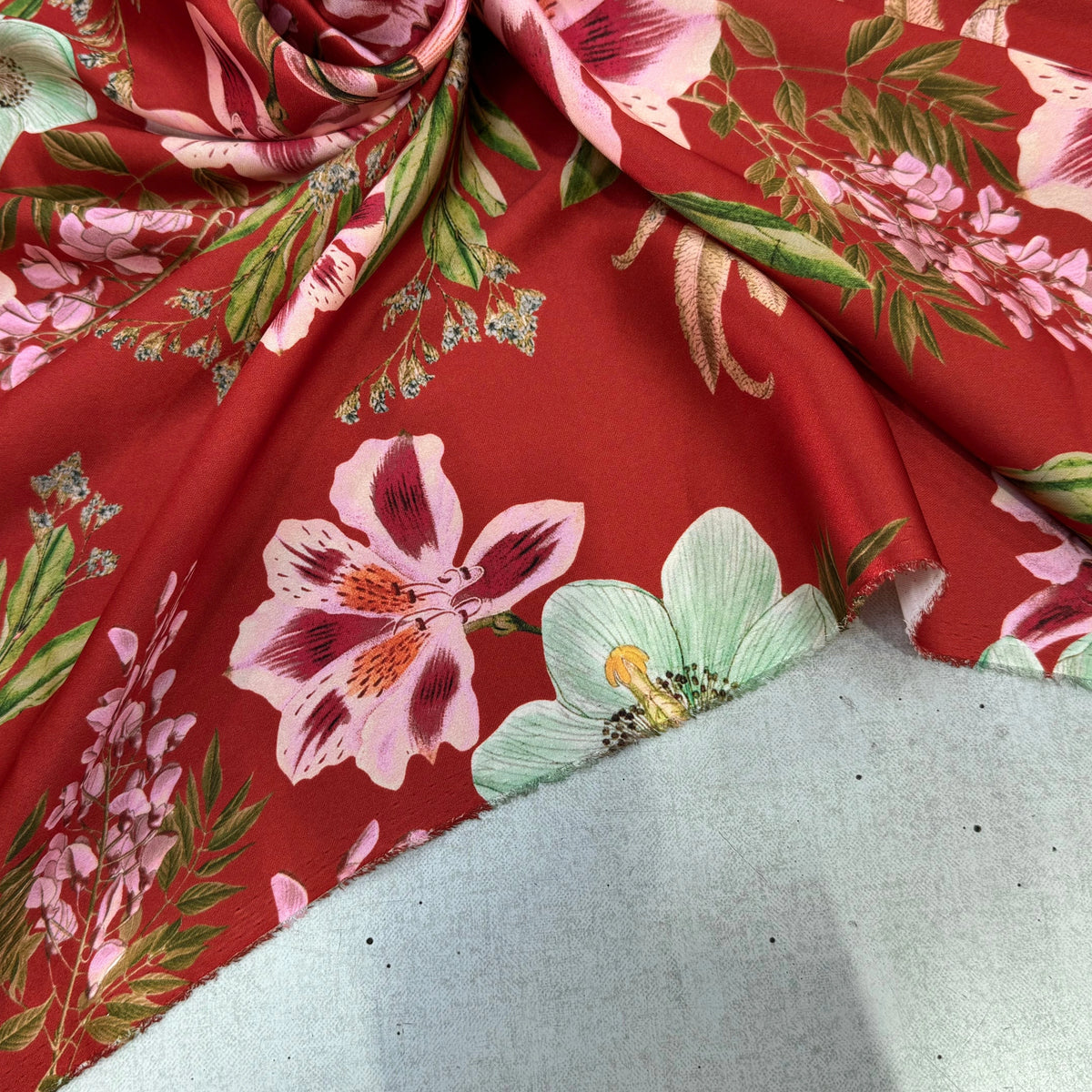 SATIN GARDEN ROUGE GROSSES FLEURS ROSES ET FEUILLAGE VERT - My Little Coupon