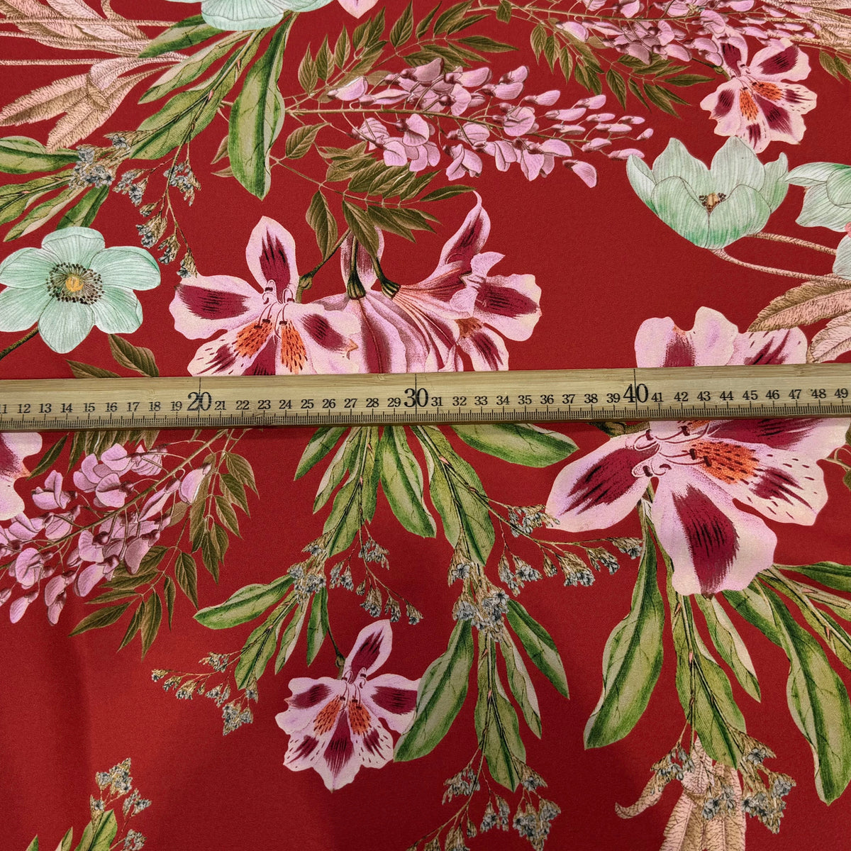 SATIN GARDEN ROUGE GROSSES FLEURS ROSES ET FEUILLAGE VERT - My Little Coupon
