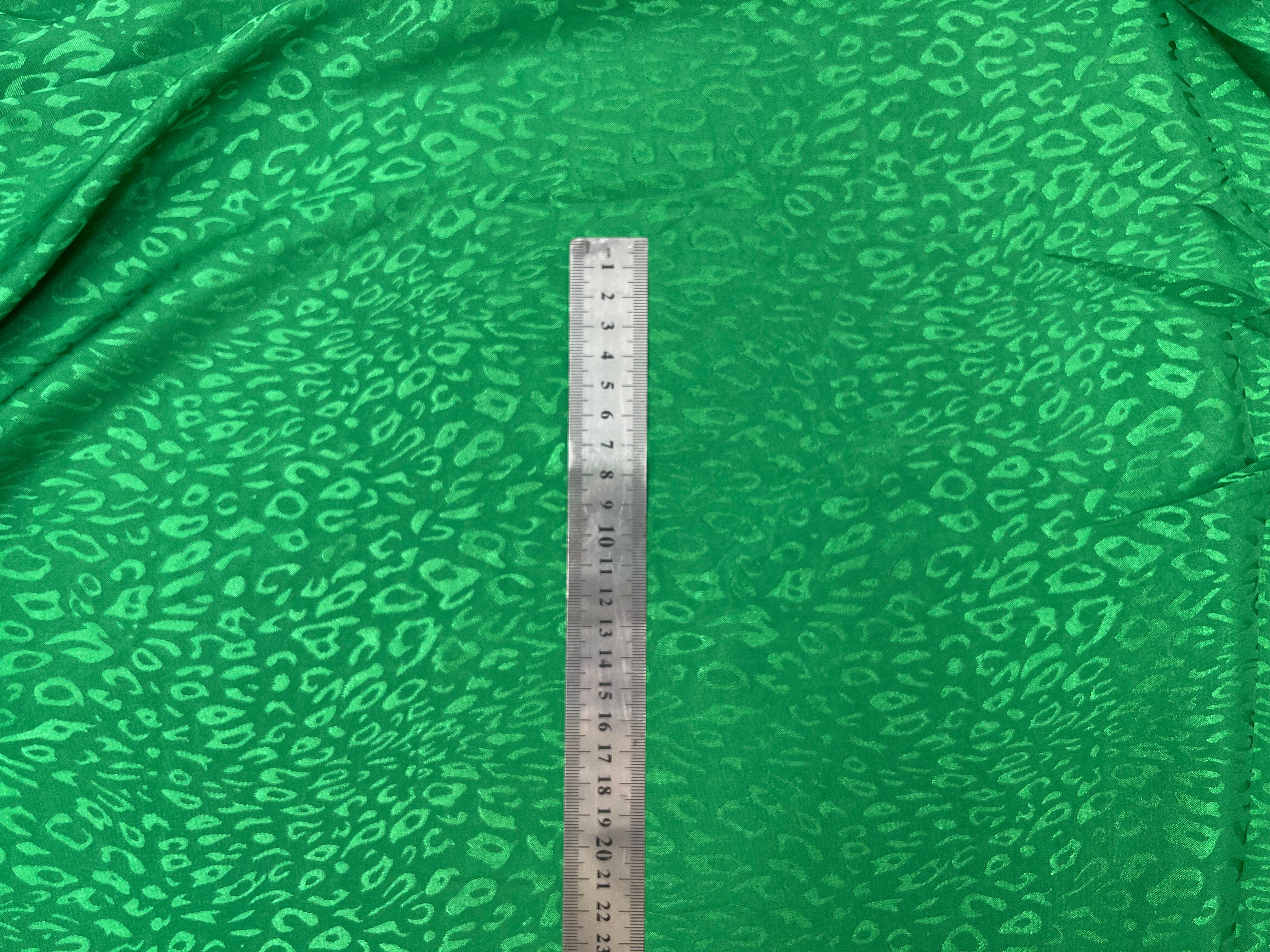 SATIN JACQUARD LÉOPARD VERT DIABOLO MLC INTERN