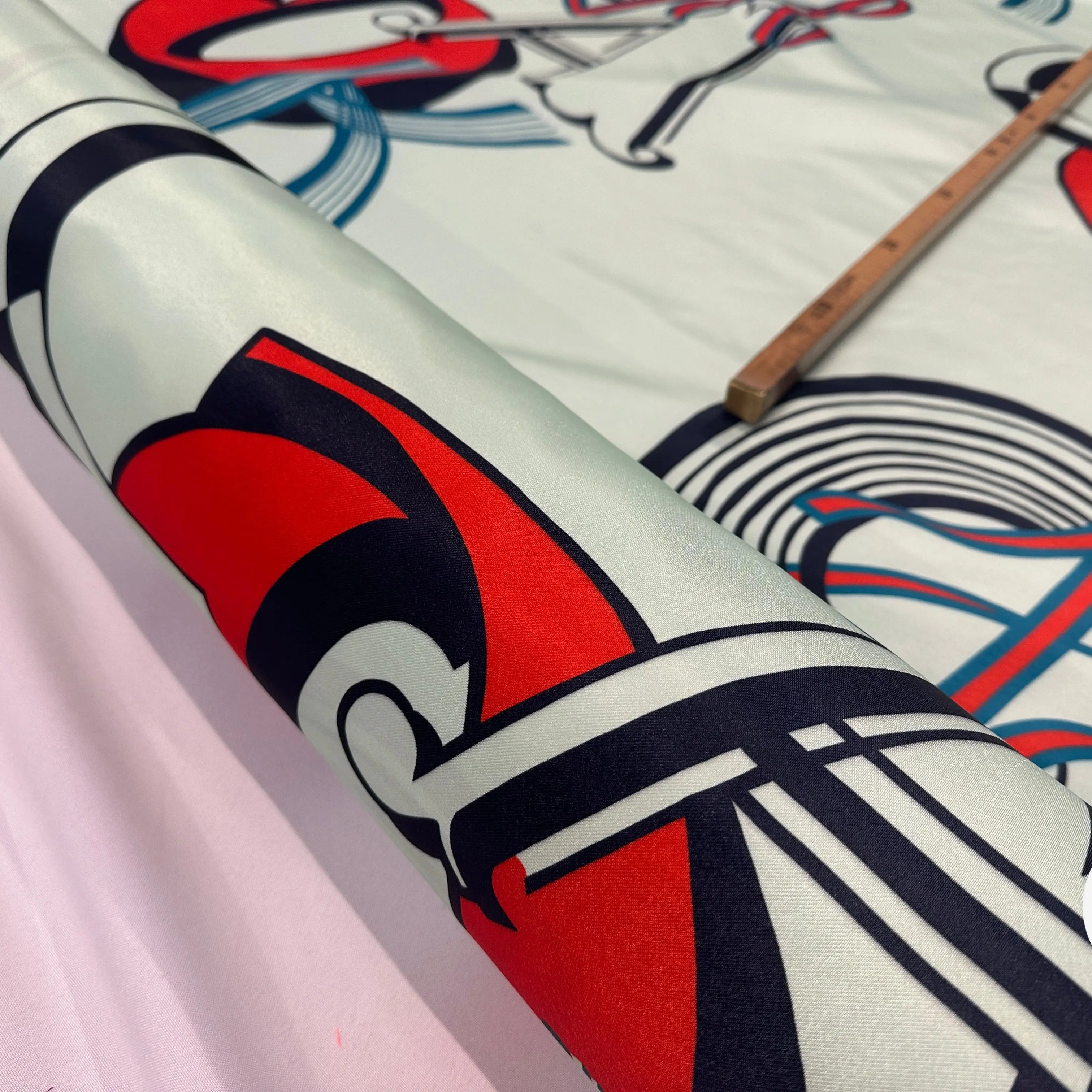 SATIN SERGÉ FOND VERT MOTIFS GEOMETRIE IRREGULIERES - My Little Coupon