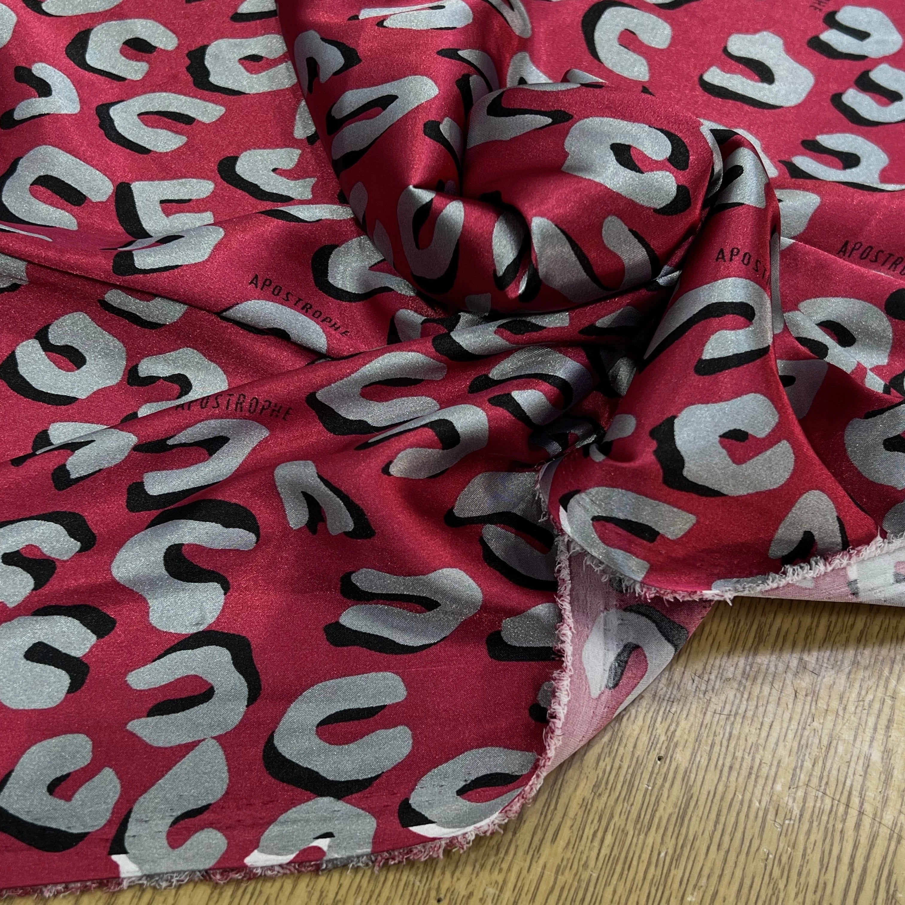 SATIN STRETCH ROUGE MOTIFS GRIS - My Little Coupon