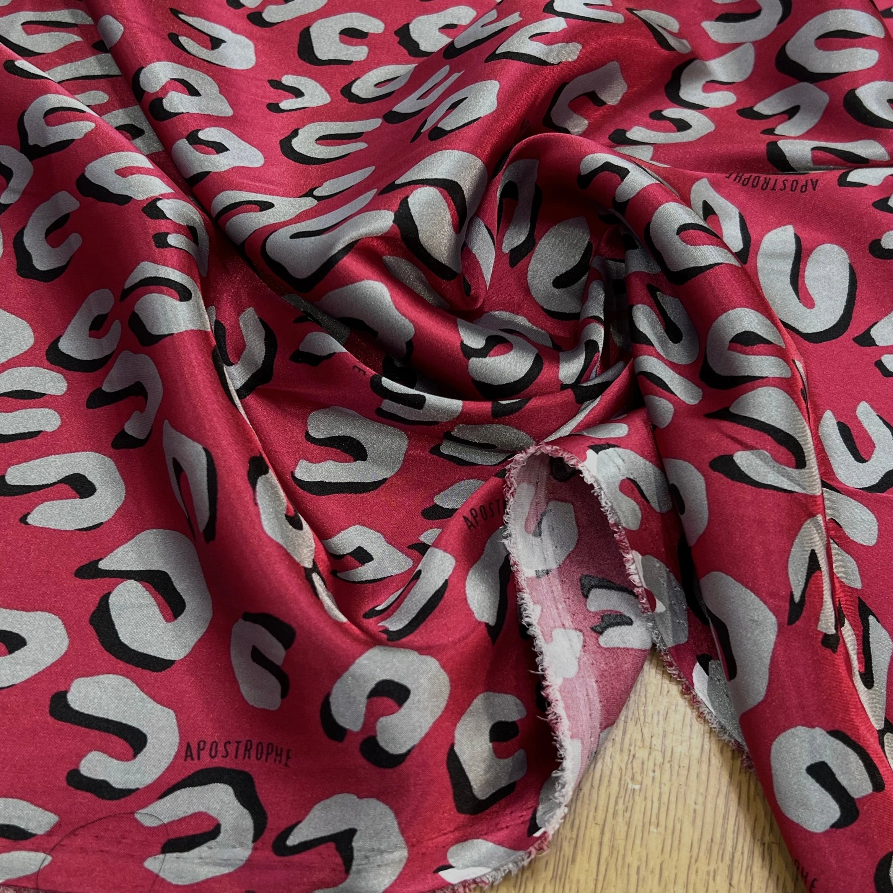 SATIN STRETCH ROUGE MOTIFS GRIS - My Little Coupon