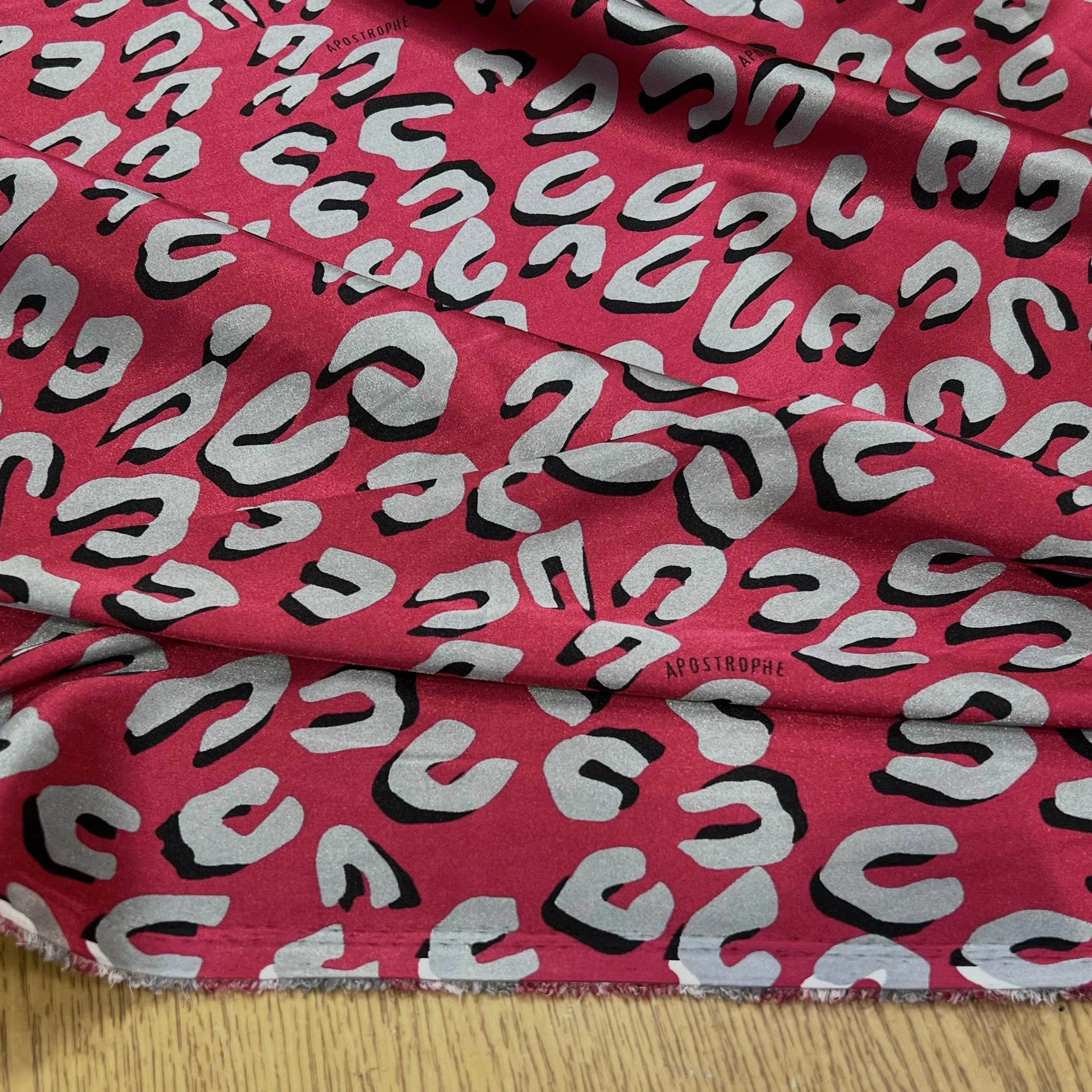 SATIN STRETCH ROUGE MOTIFS GRIS - My Little Coupon